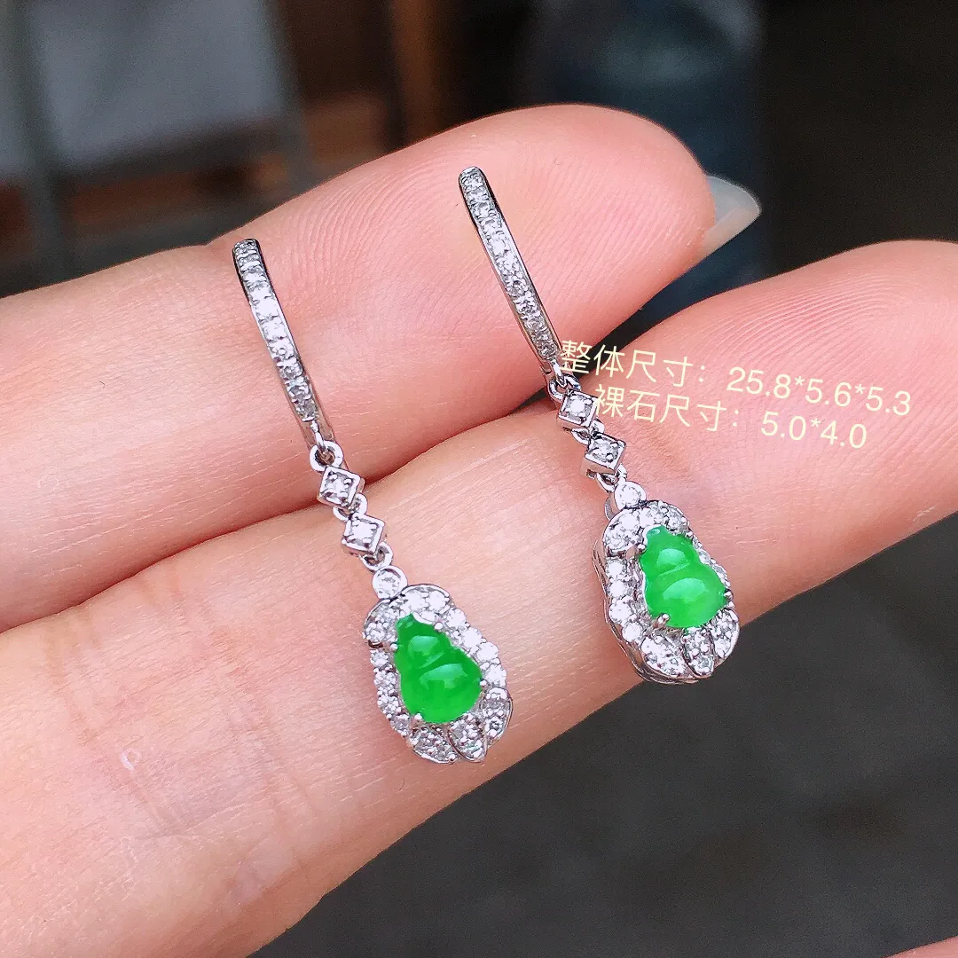 阳绿葫芦耳坠，色泽均匀艳丽，玉质细腻，荧光感超
强，饱满水润，气质满满。18k
金豪华镶嵌