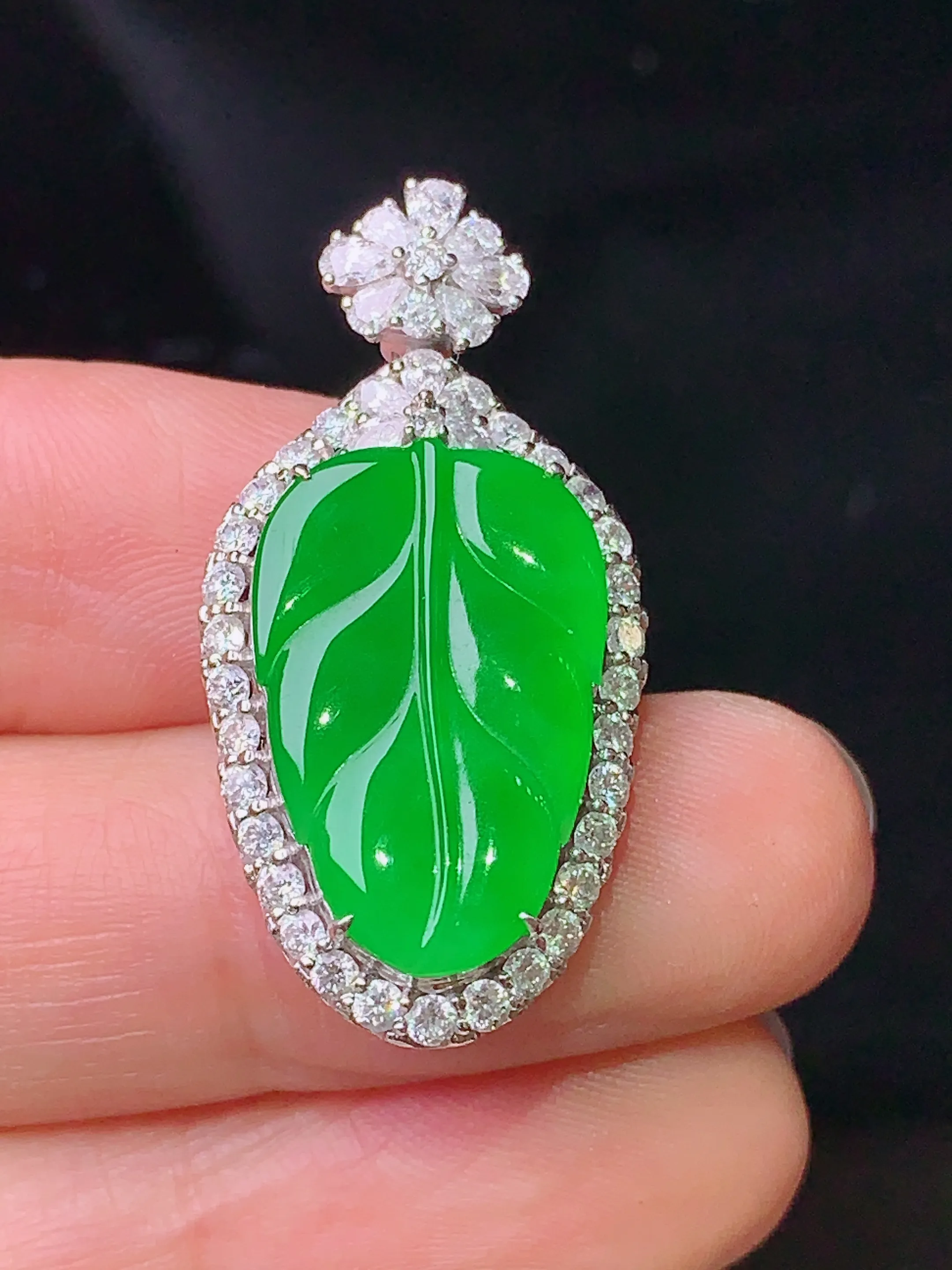 18k金钻镶嵌满绿树叶吊坠 玉质细腻 色泽清新艳丽 整体尺寸32.2*16.2*8