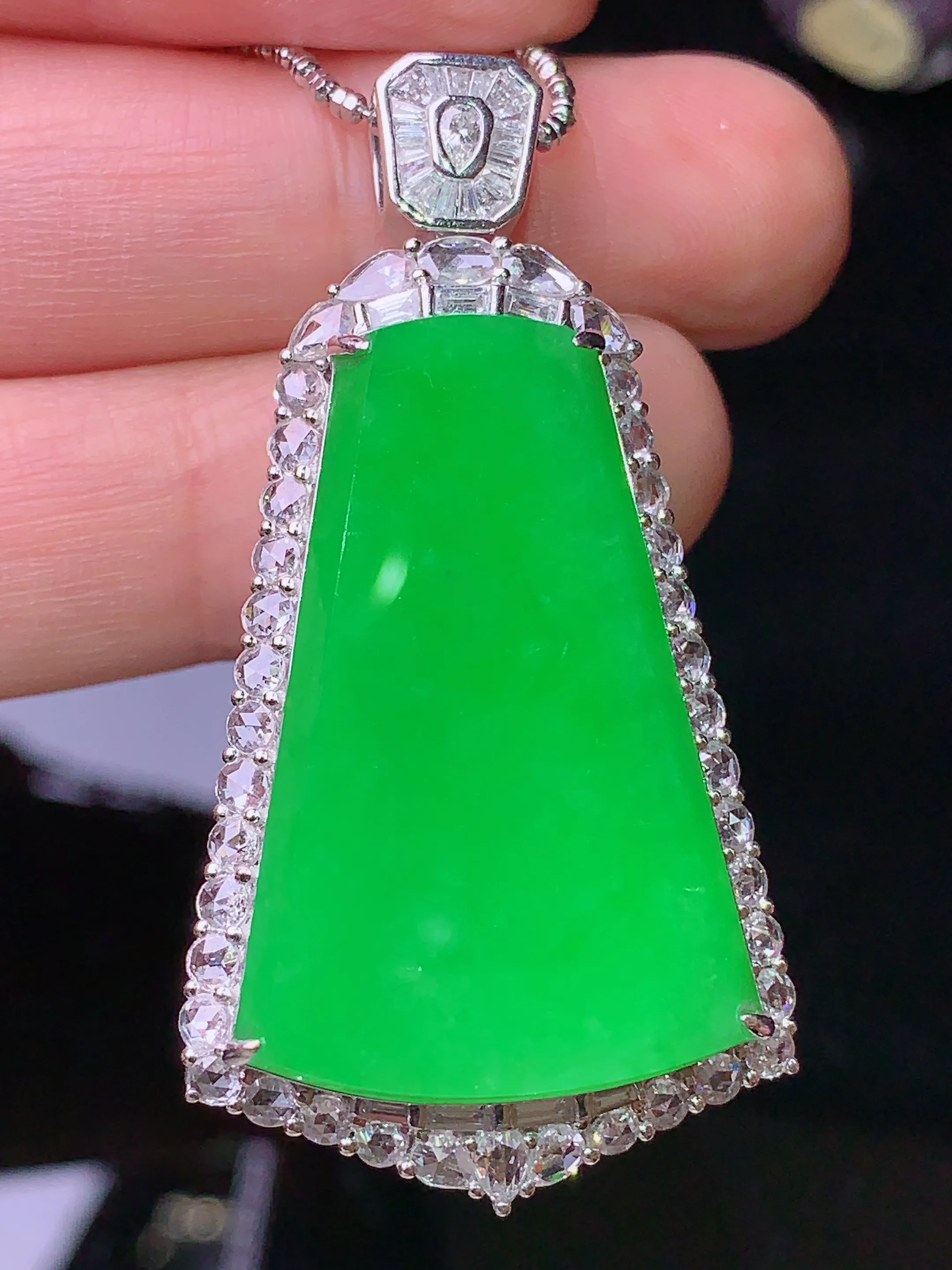 18k金钻镶嵌满绿无事牌吊坠 玉质细腻 色泽清新艳丽 整体尺寸45.5*23.7*11.8