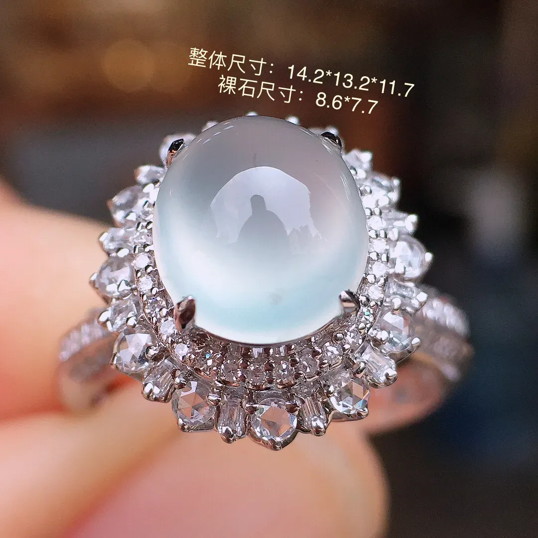 冰种蛋面戒指，玉质细腻，荧光感超
强，饱满水润，气质满满。18k
金豪华镶嵌