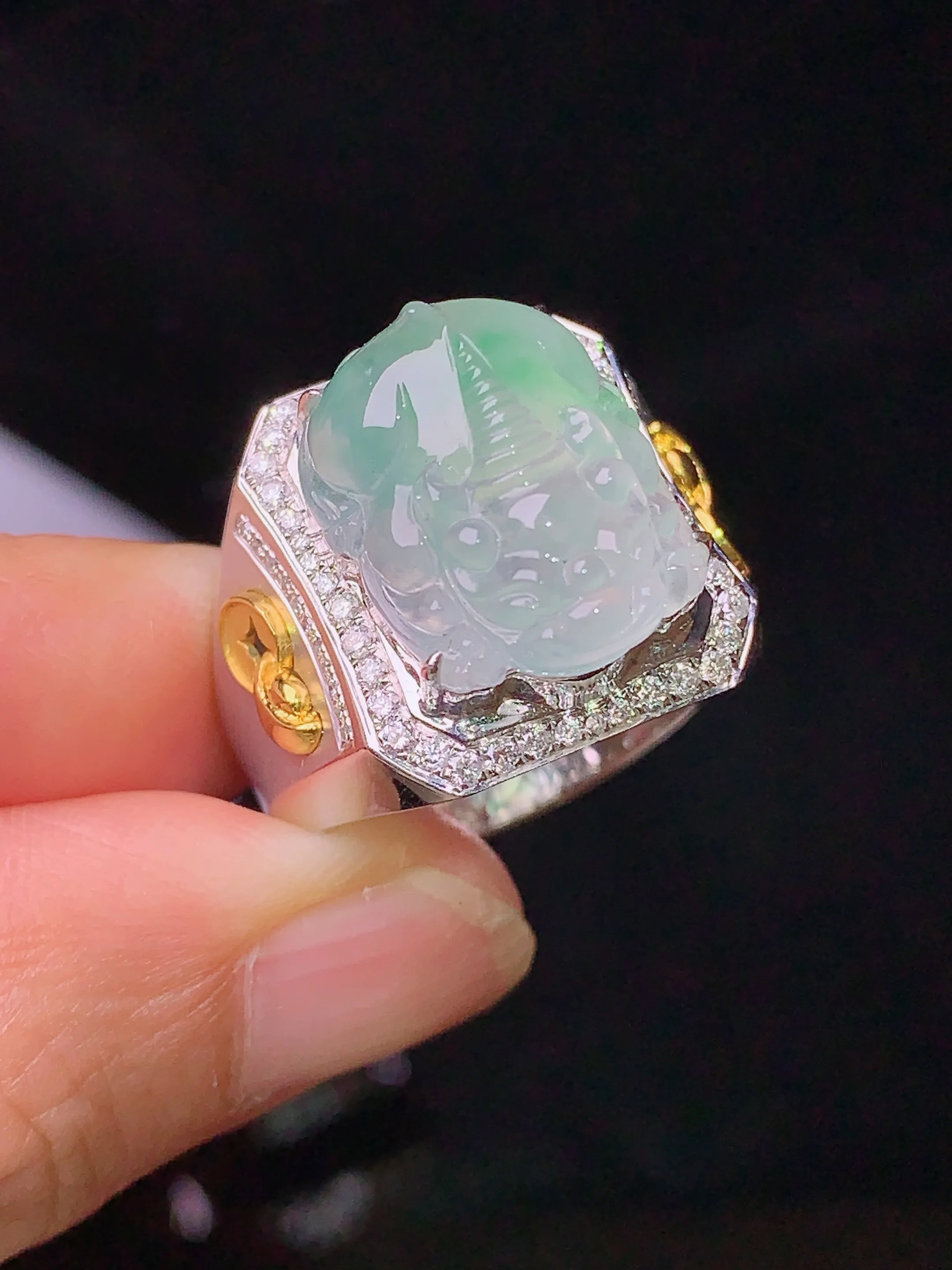 18k金钻镶嵌飘绿貔貅戒指 玉质细腻 色泽清新艳丽 圈口20.5 整体尺寸16.8*13.2*8