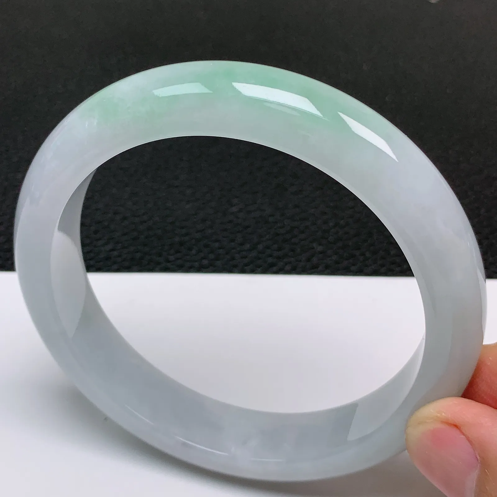 大圈口62～63 天然翡翠A货老坑冰润飘绿正圈手镯 尺寸62.5*13.6*8.8mm