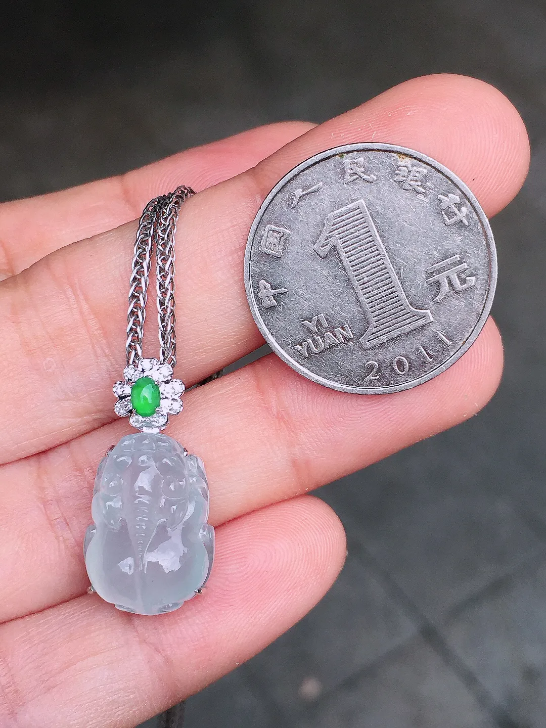 冰种貔貅吊坠，玉质细腻，荧光感超
强，饱满水润，气质满满。18k
金豪华镶嵌