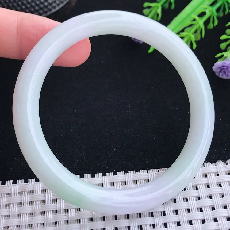 自然光54圈口老坑秀气温润飘绿圆条手镯翡翠玉镯尺寸54/8.2/8.4