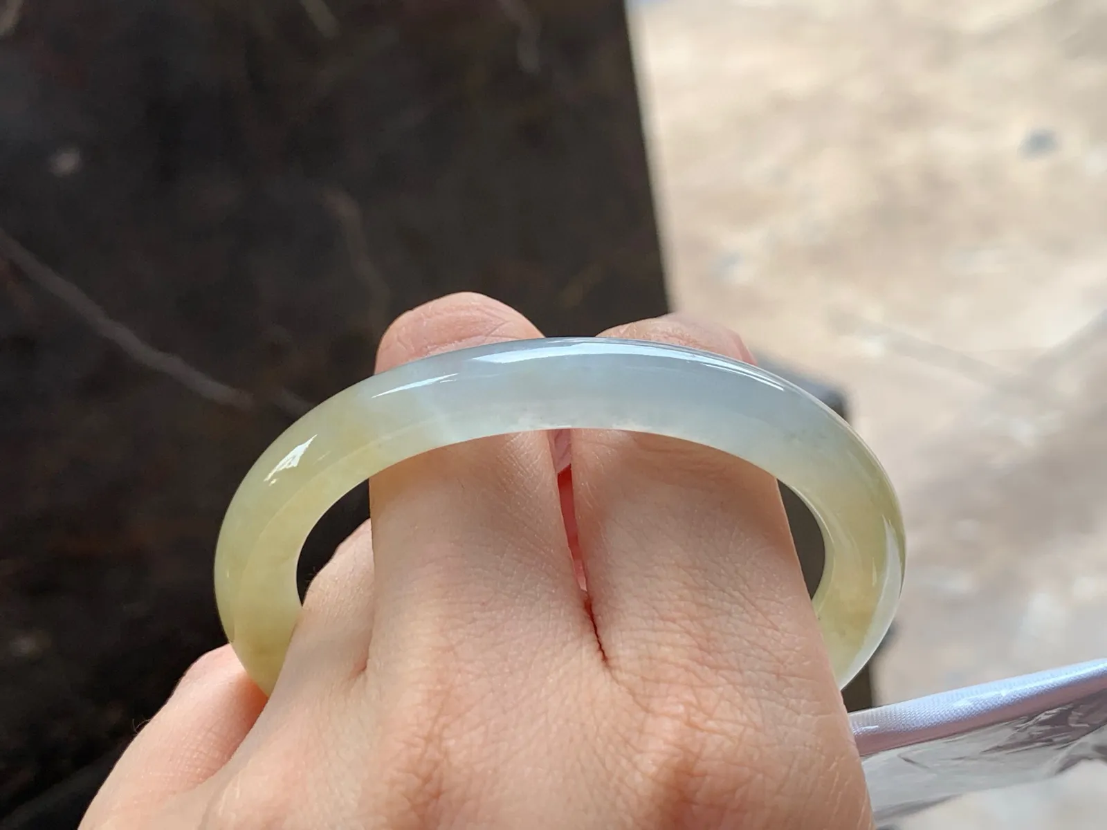 冰黄细圆条贵妃镯
清爽独特 52/9/7.8mm