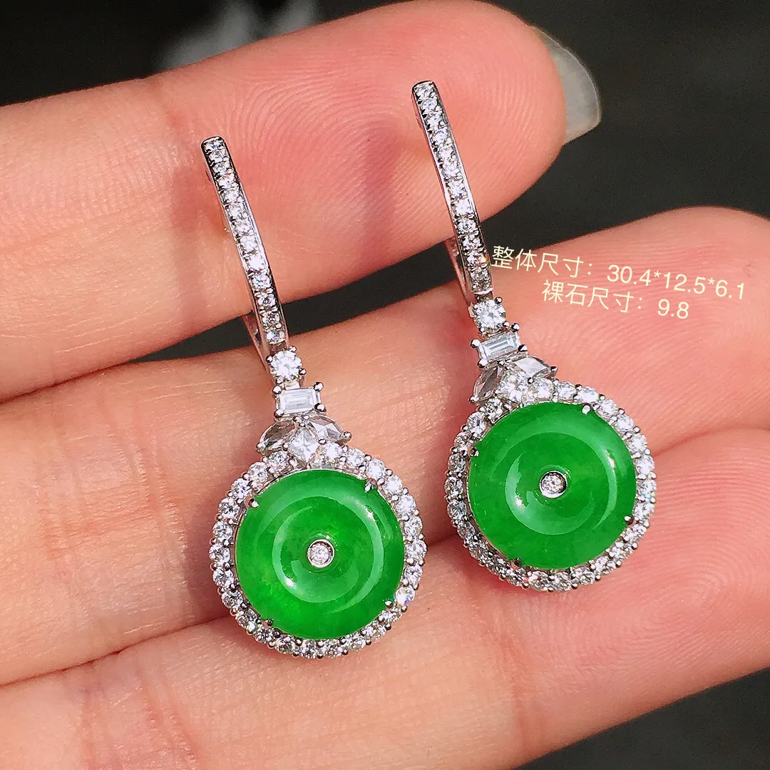阳绿平安扣耳坠，色泽均匀艳丽，玉质细腻，荧光感超
强，饱满水润，气质满满。18k
金豪华镶嵌