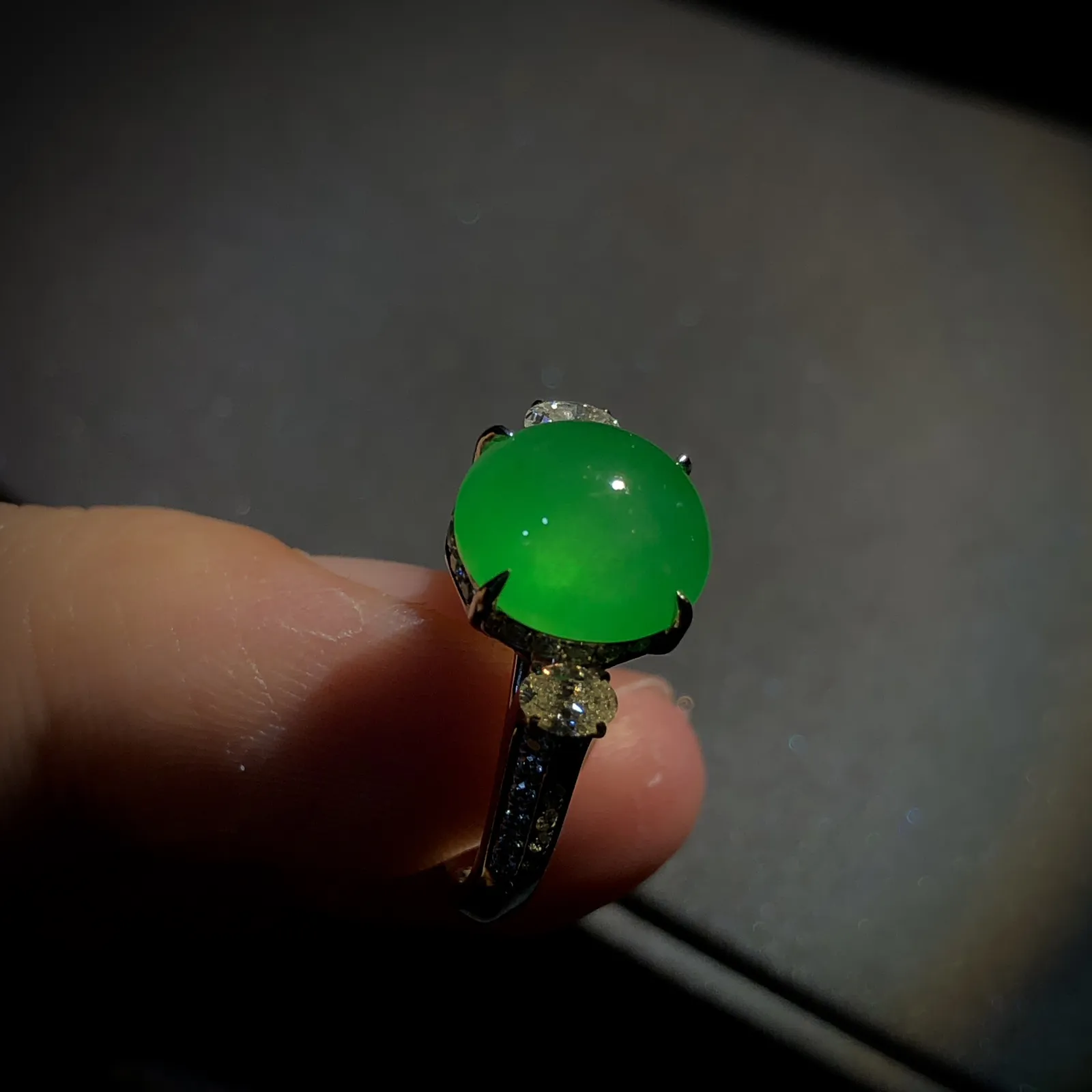 绿戒指，裸石10.2-9.3-6mm，
14#，18K金，南非钻，。