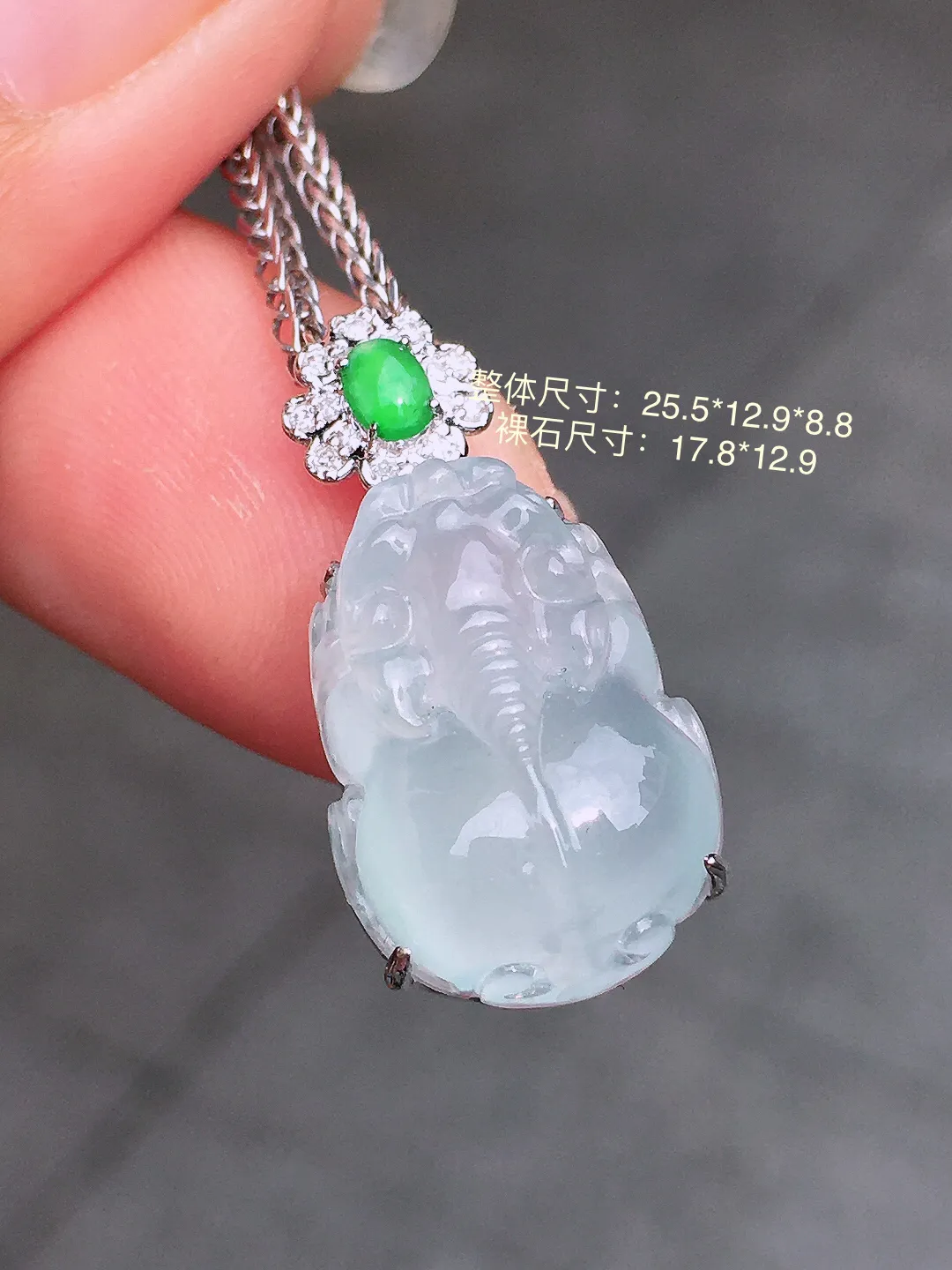 冰种貔貅吊坠，玉质细腻，荧光感超
强，饱满水润，气质满满。18k
金豪华镶嵌