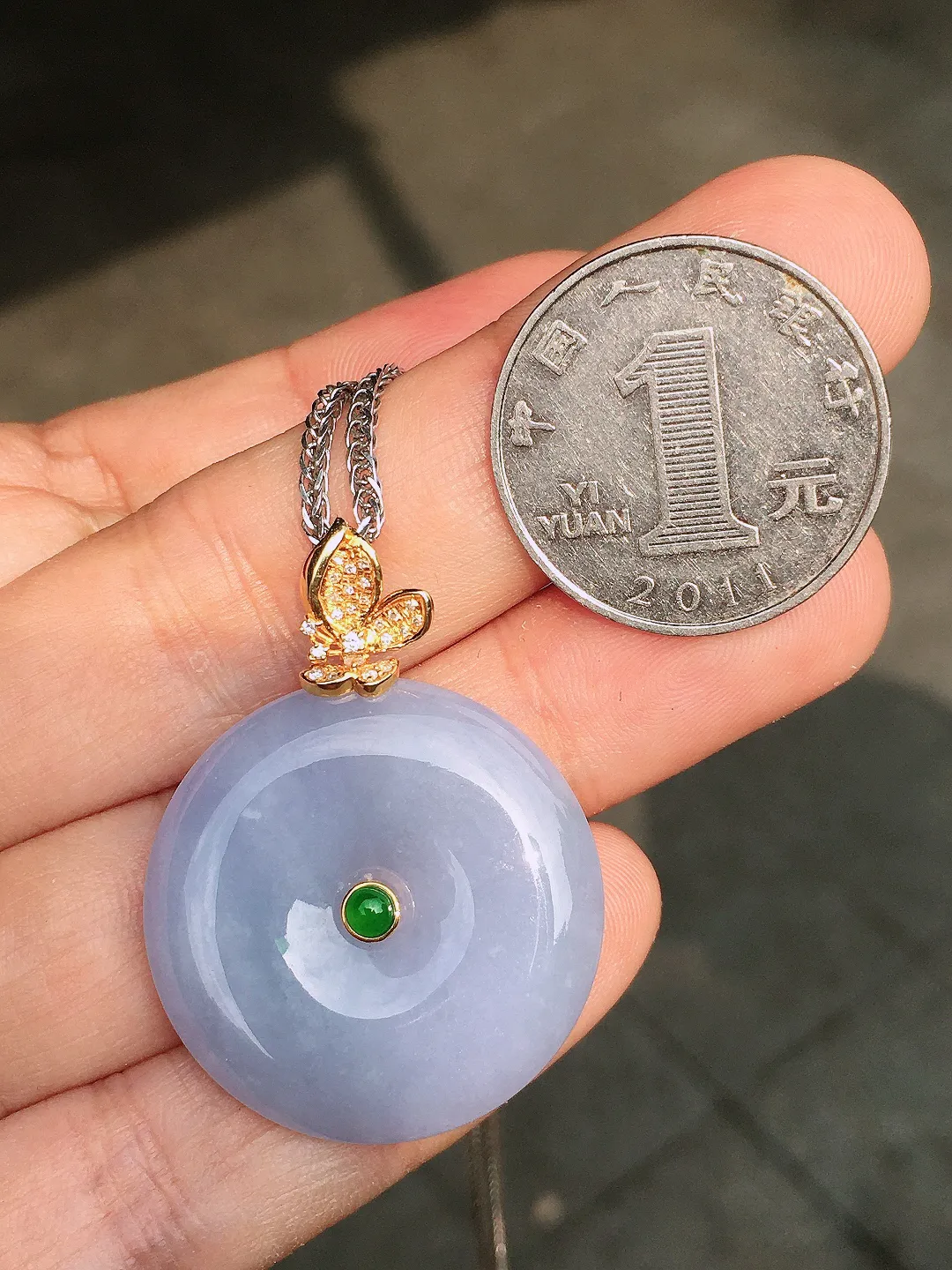 紫罗兰平安扣吊坠，色泽均匀艳丽，玉质细腻，荧光感超
强，饱满水润，气质满满。18k
金豪华镶嵌
