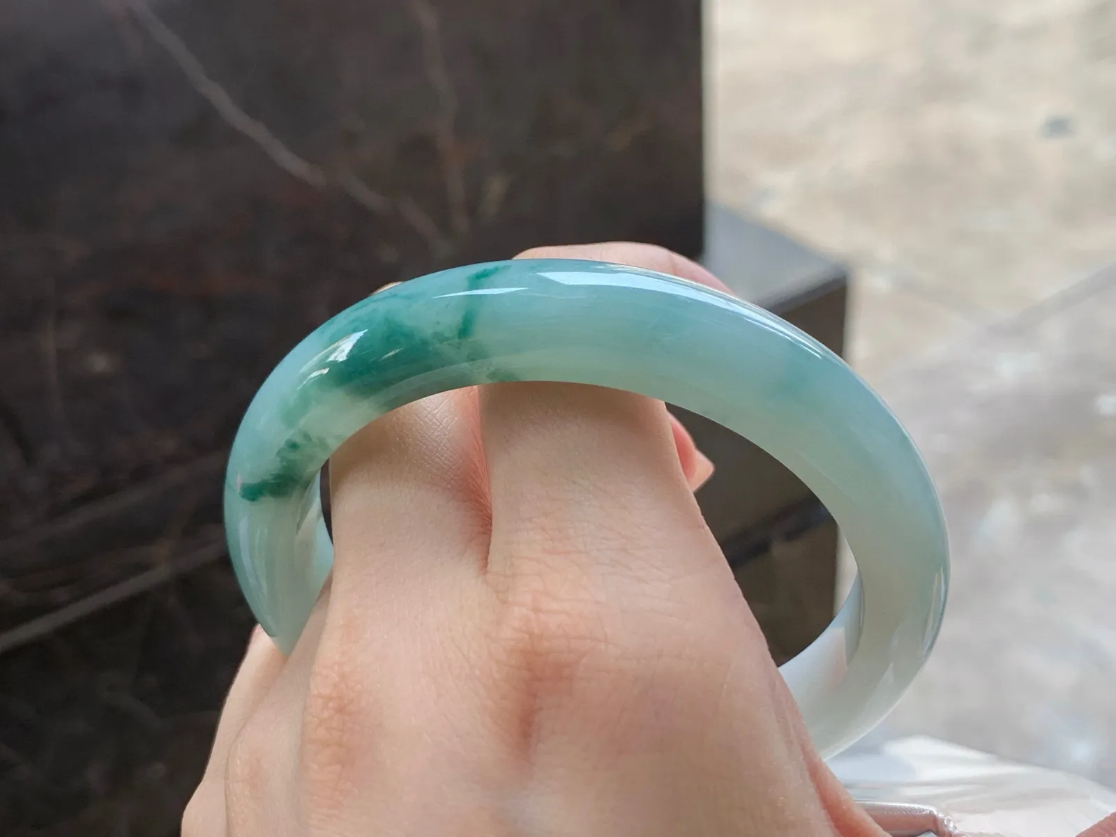 飘花大圈手镯
干净清爽 63/12.3/9.1mm