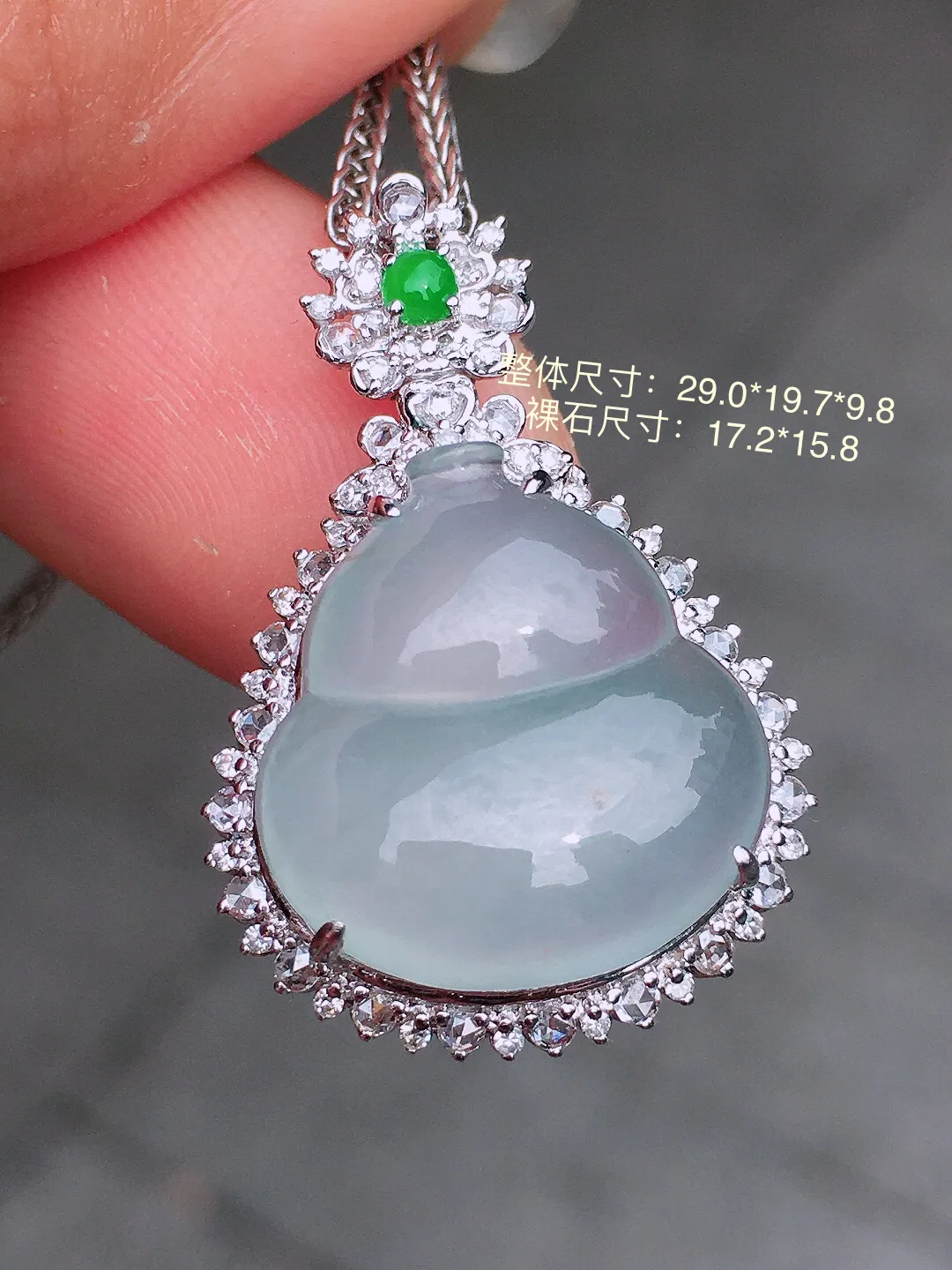 冰种葫芦吊坠，玉质细腻，荧光感超
强，饱满水润，气质满满。18k
金豪华镶嵌