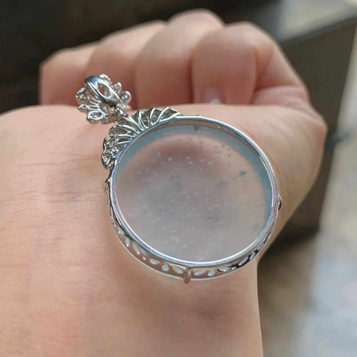 冰种雪花棉圆牌
真金镶嵌 精致