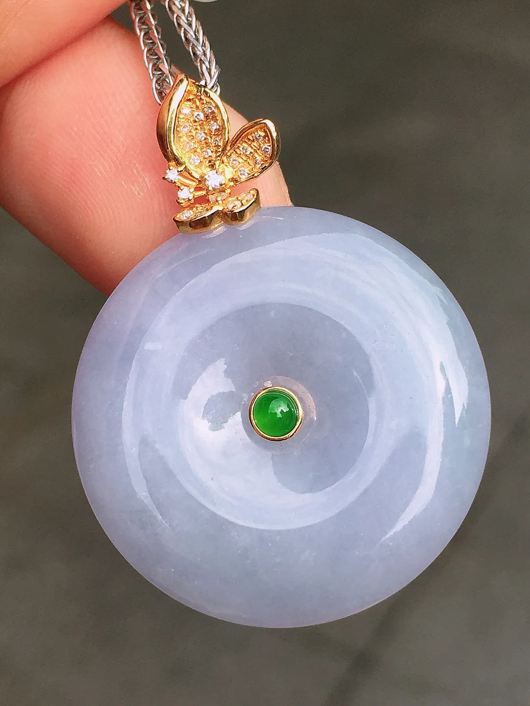 紫罗兰平安扣吊坠，色泽均匀艳丽，玉质细腻，荧光感超
强，饱满水润，气质满满。18k
金豪华镶嵌