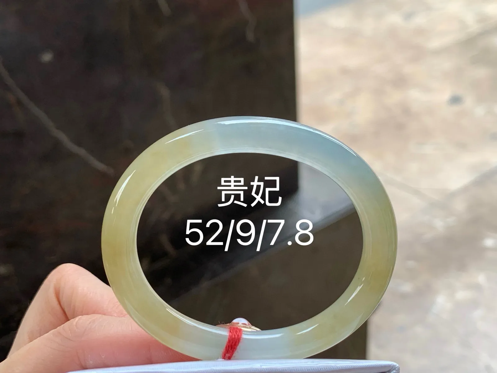 冰黄细圆条贵妃镯
清爽独特 52/9/7.8mm