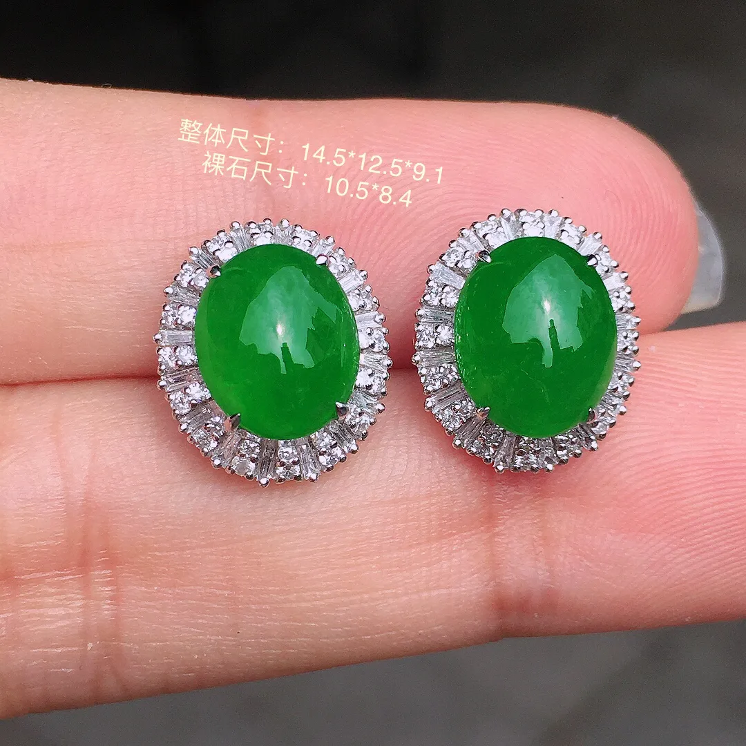 满绿蛋面耳钉，色泽均匀艳丽，玉质细腻，荧光感超
强，饱满水润，气质满满。18k
金豪华镶嵌