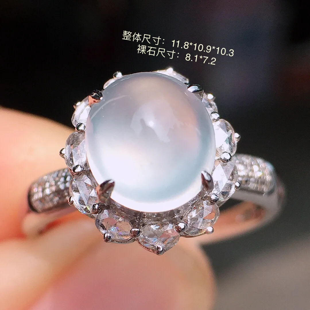 冰种蛋面戒指，玉质细腻，荧光感超
强，饱满水润，气质满满。18k
金豪华镶嵌
