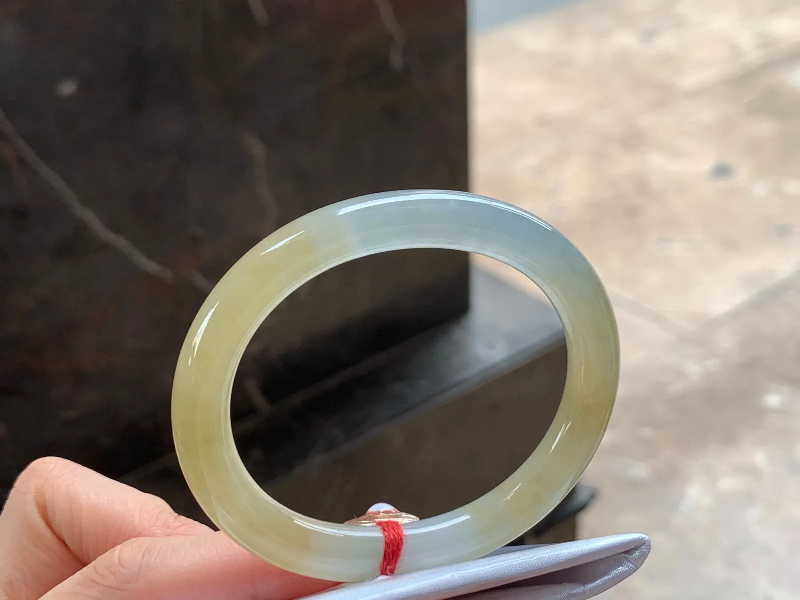 冰黄细圆条贵妃镯
清爽独特 52/9/7.8mm