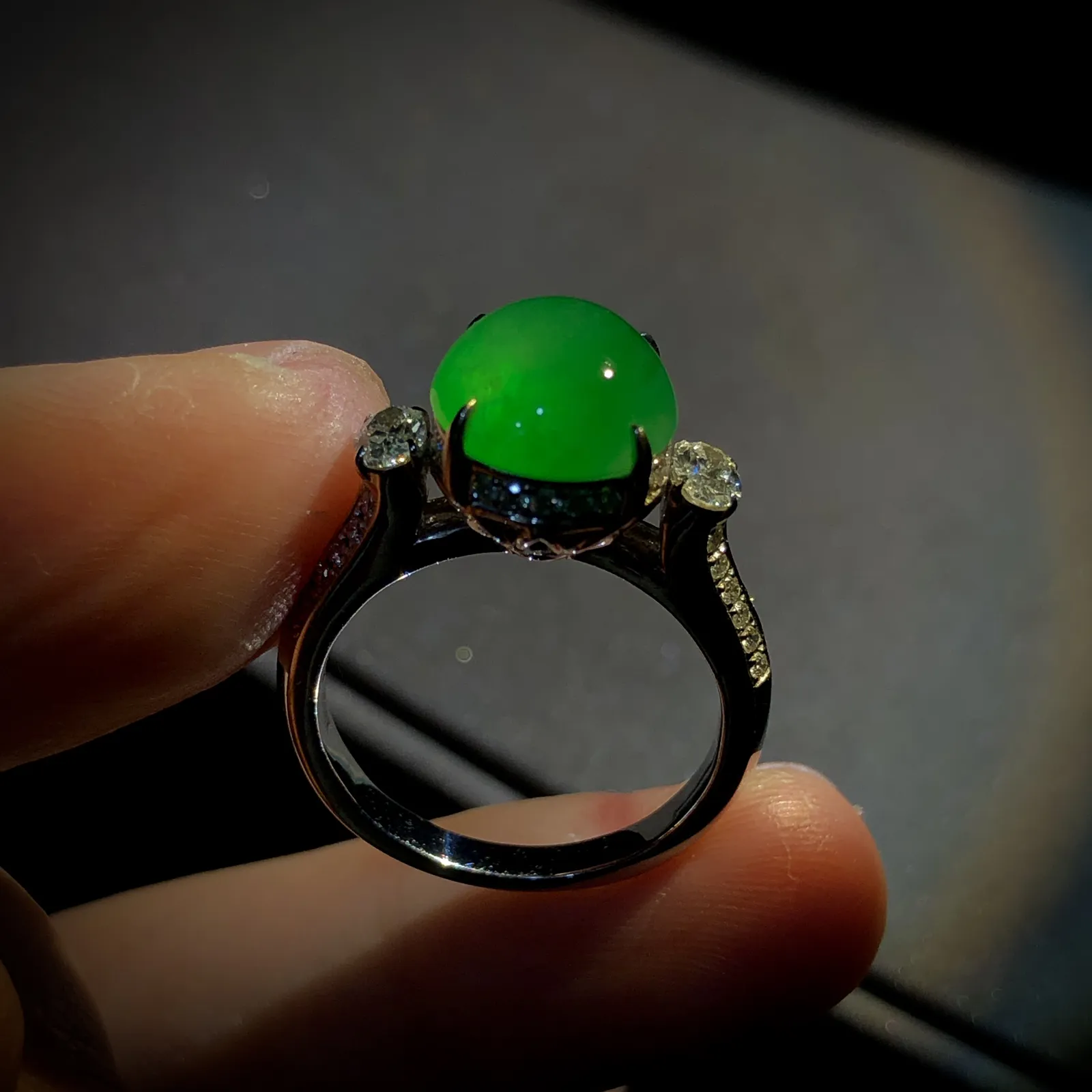 绿戒指，裸石10.2-9.3-6mm，
14#，18K金，南非钻，。