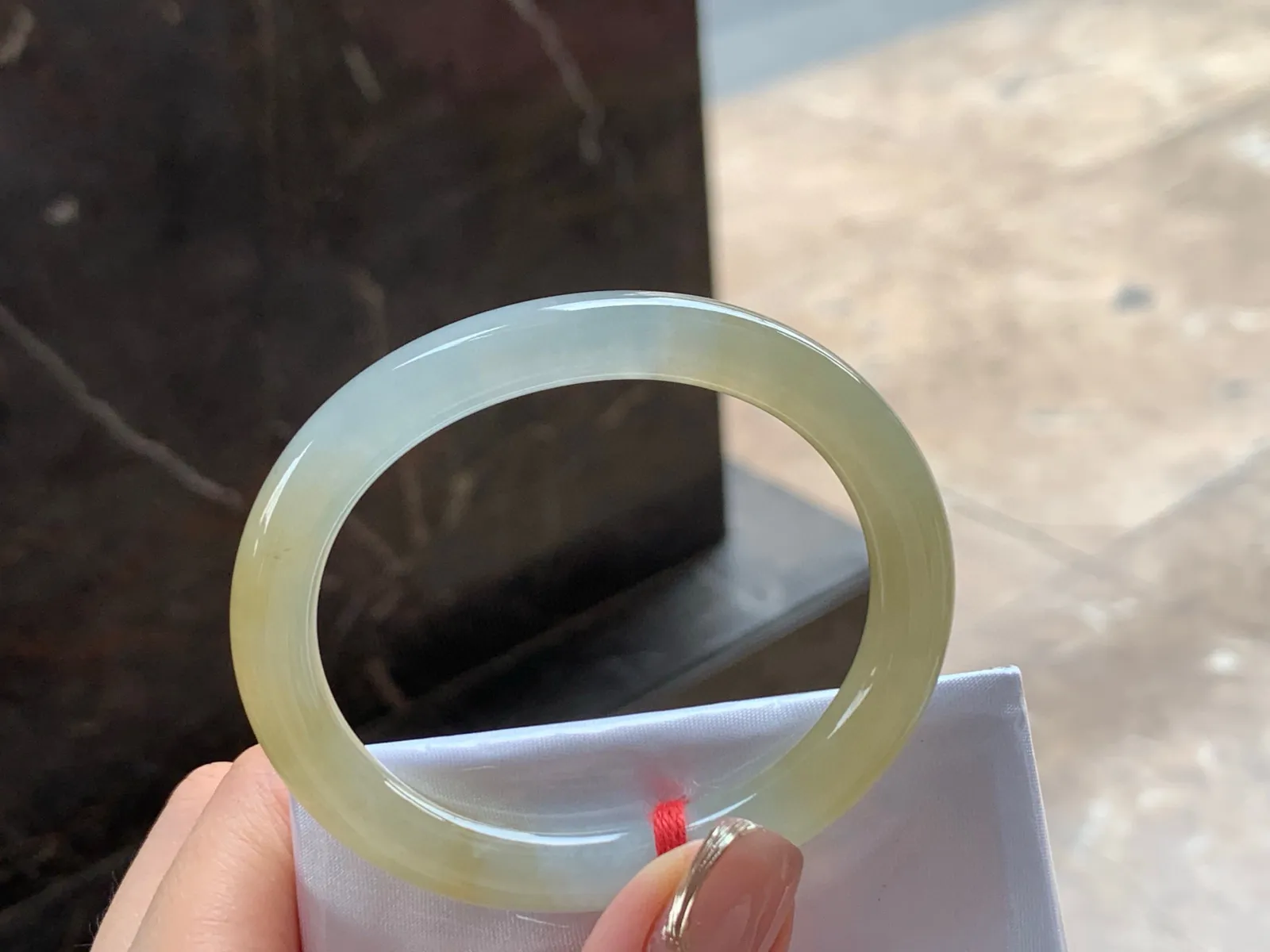 冰黄细圆条贵妃镯
清爽独特 52/9/7.8mm