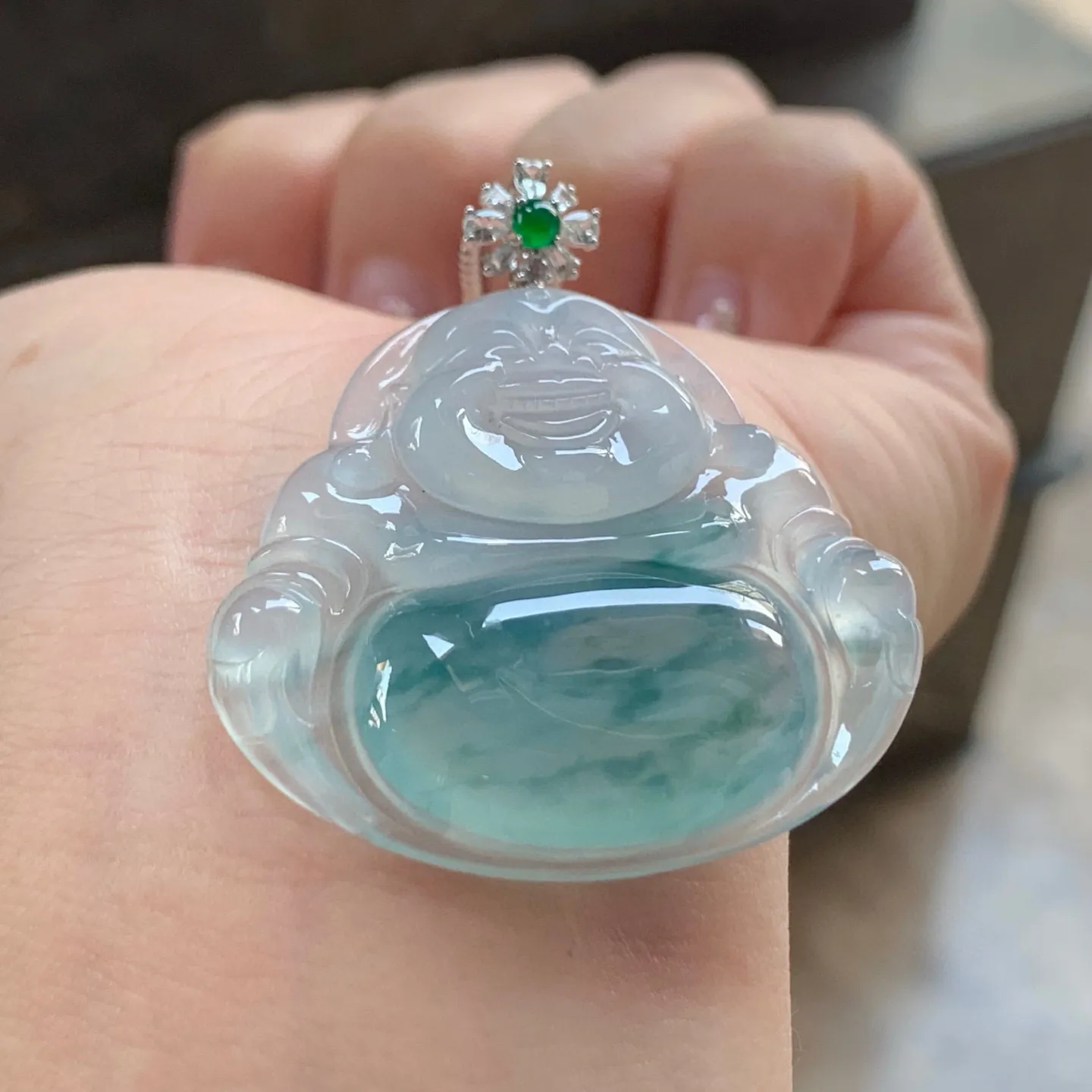冰种飘花坐佛
大气