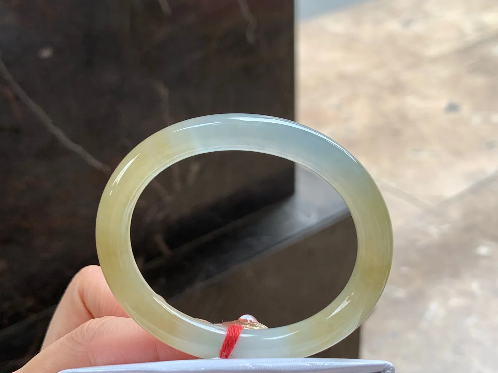 冰黄细圆条贵妃镯
清爽独特 52/9/7.8mm
