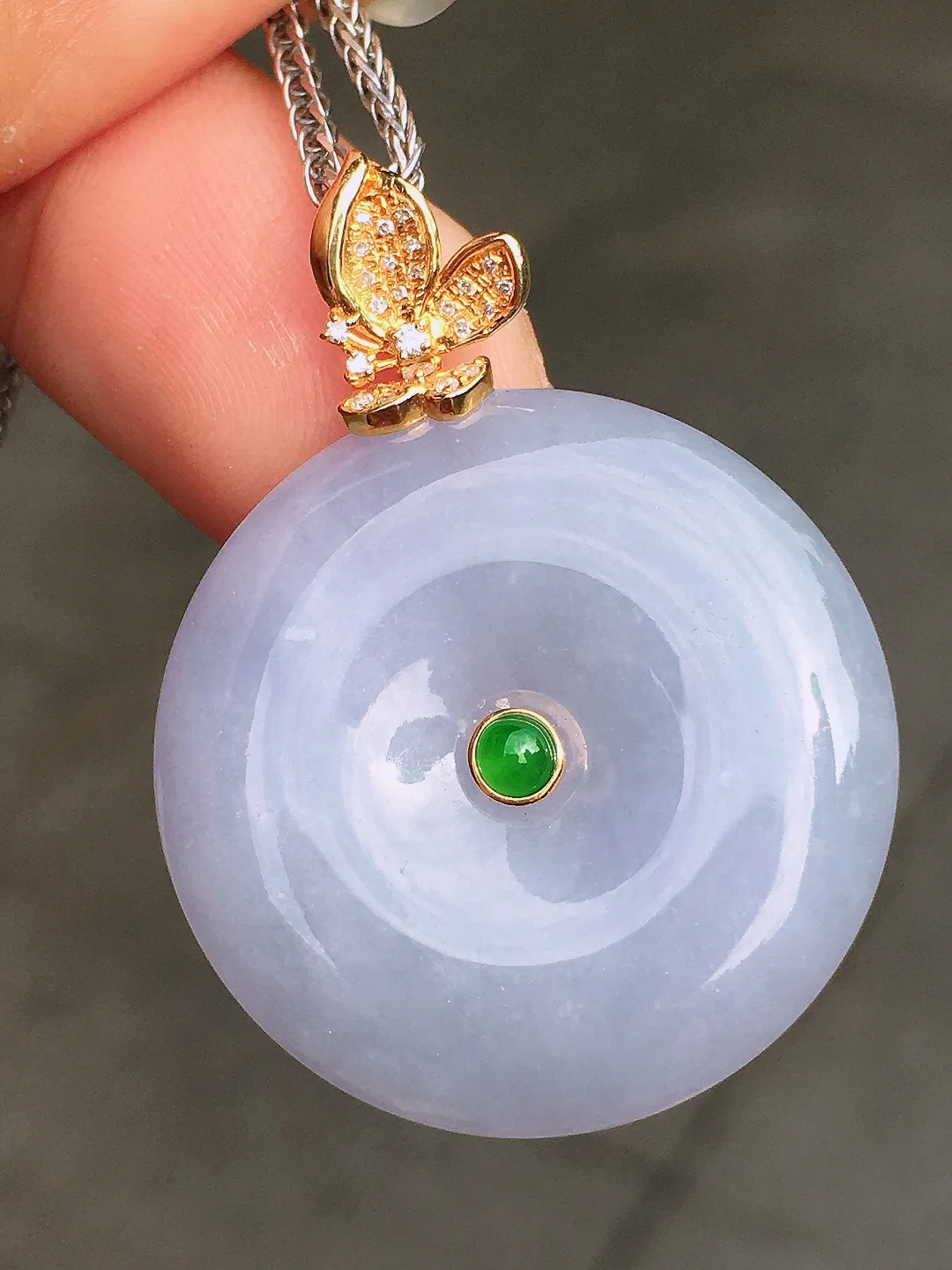 紫罗兰平安扣吊坠，色泽均匀艳丽，玉质细腻，荧光感超
强，饱满水润，气质满满。18k
金豪华镶嵌
