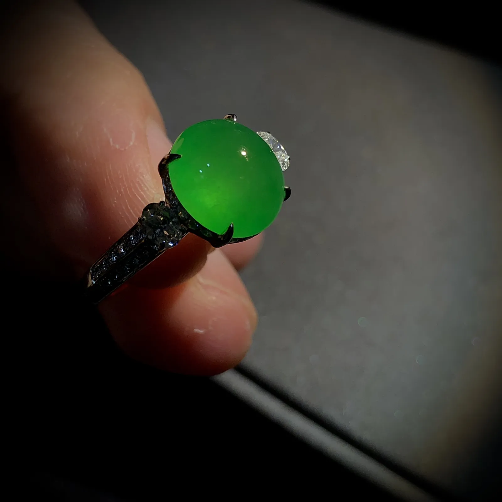 绿戒指，裸石10.2-9.3-6mm，
14#，18K金，南非钻，。