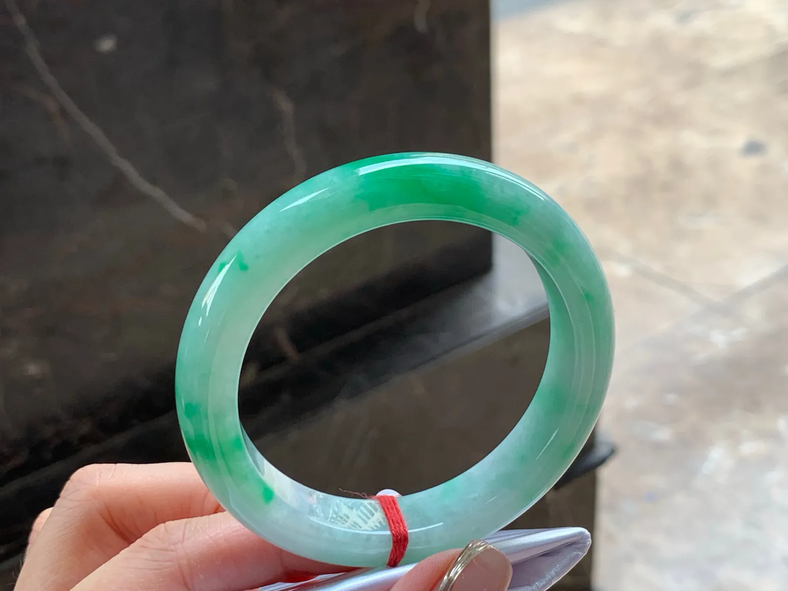 阳绿手镯
干净清爽 56.5/12.7/9.2mm