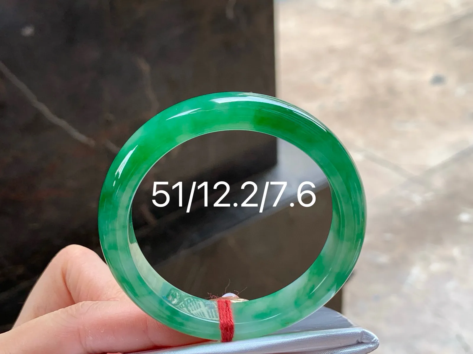 辣绿手镯
颜色漂亮 51/12.2/7.6mm