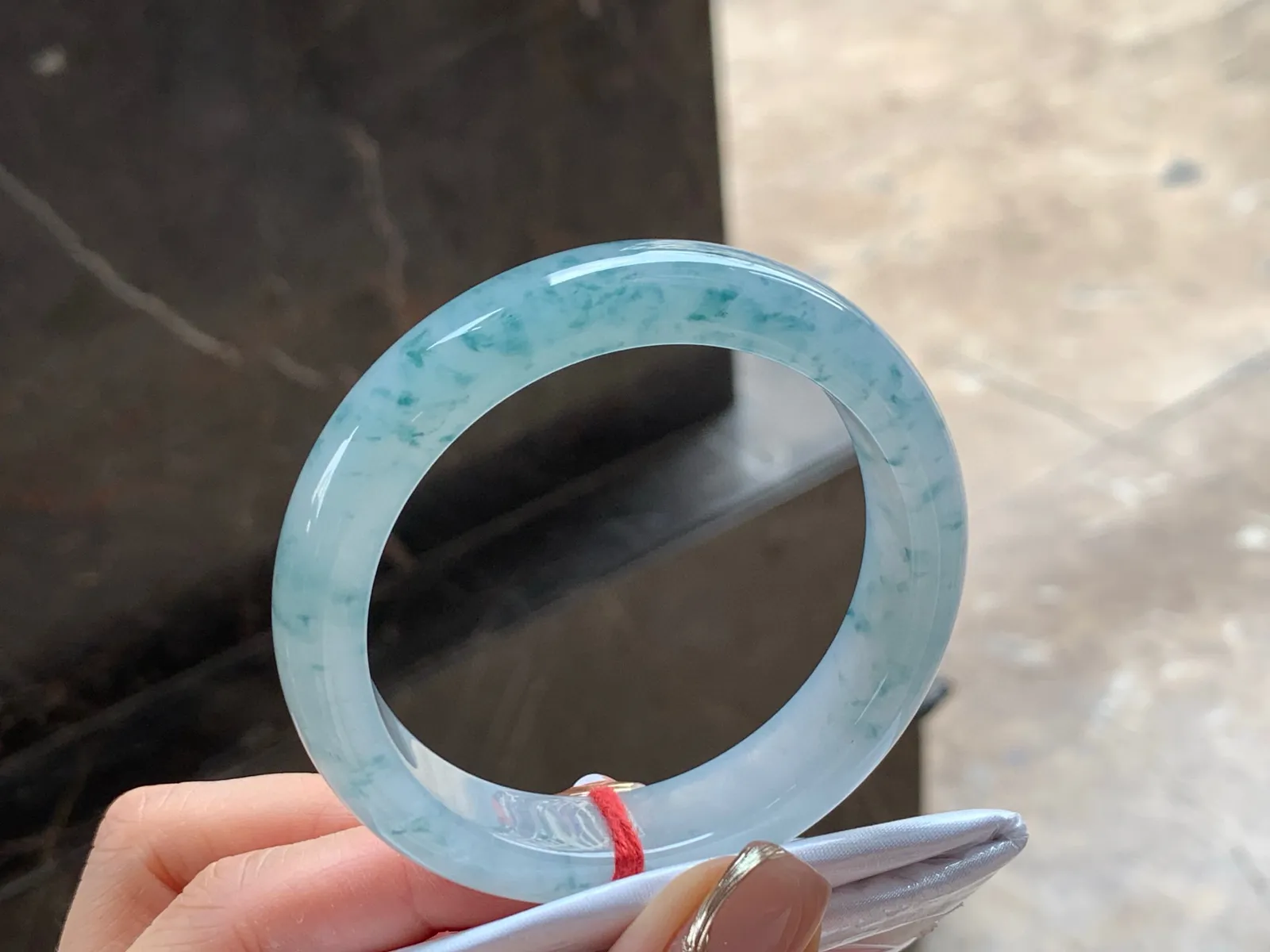 冰飘花手镯
清爽54.5/12.3/7.8mm