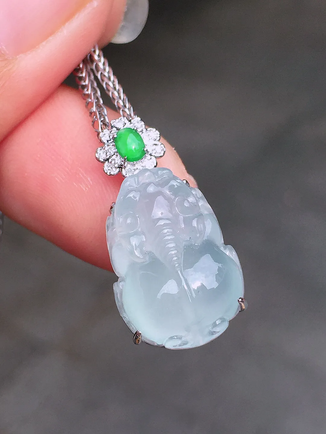 冰种貔貅吊坠，玉质细腻，荧光感超
强，饱满水润，气质满满。18k
金豪华镶嵌