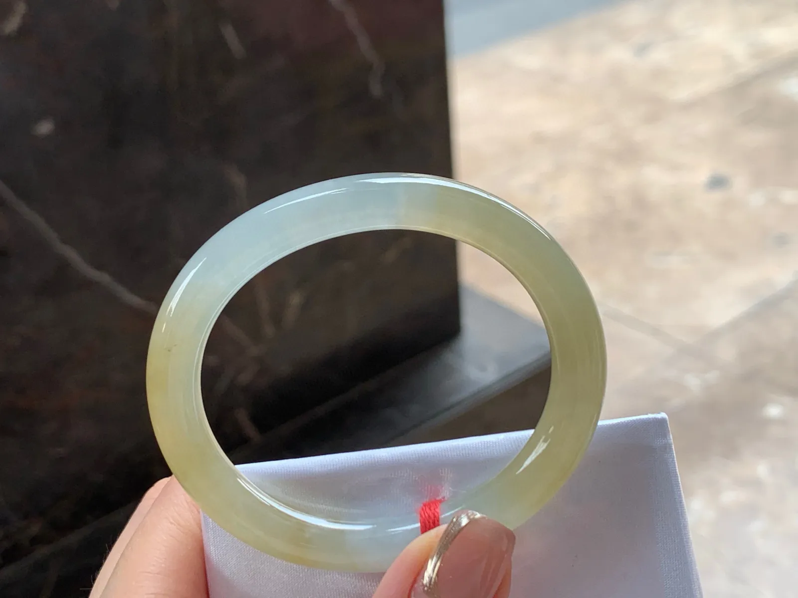 冰黄细圆条贵妃镯
清爽独特 52/9/7.8mm