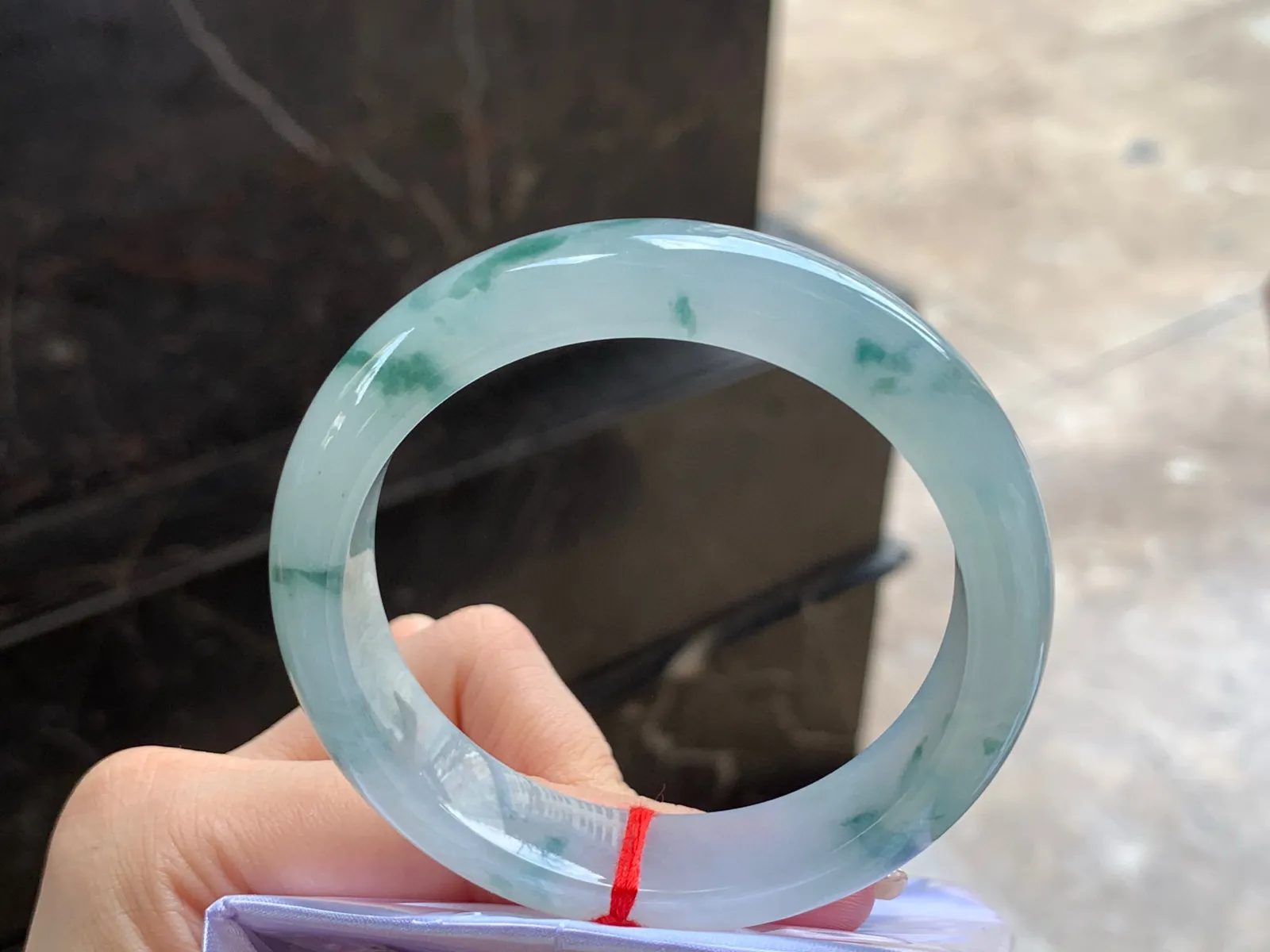 冰飘花手镯
水润55.6/13.7/8.4mm