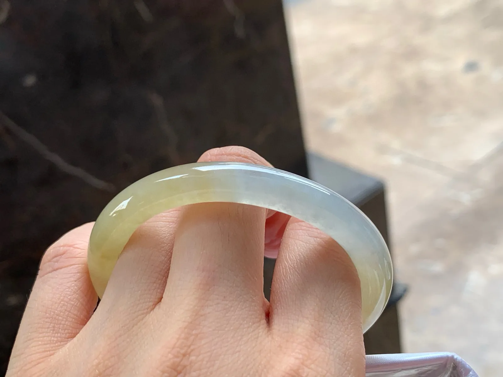 冰黄细圆条贵妃镯
清爽独特 52/9/7.8mm
