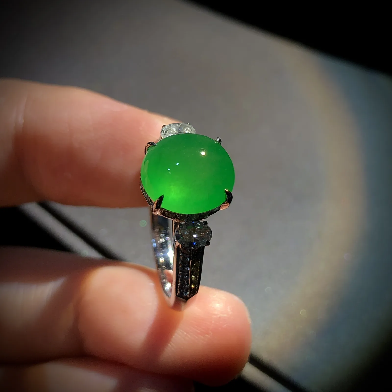 绿戒指，裸石10.2-9.3-6mm，
14#，18K金，南非钻，。