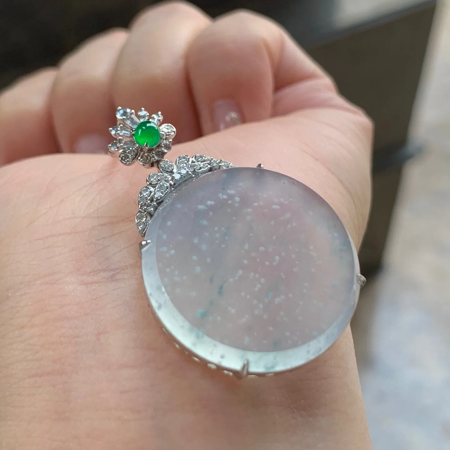 冰种雪花棉圆牌
真金镶嵌 精致