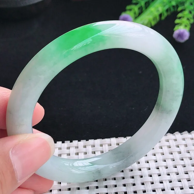 自然光56.5圈口老坑精美冰润飘阳绿圆条手镯翡翠玉镯尺寸56.5/10.2/9.8