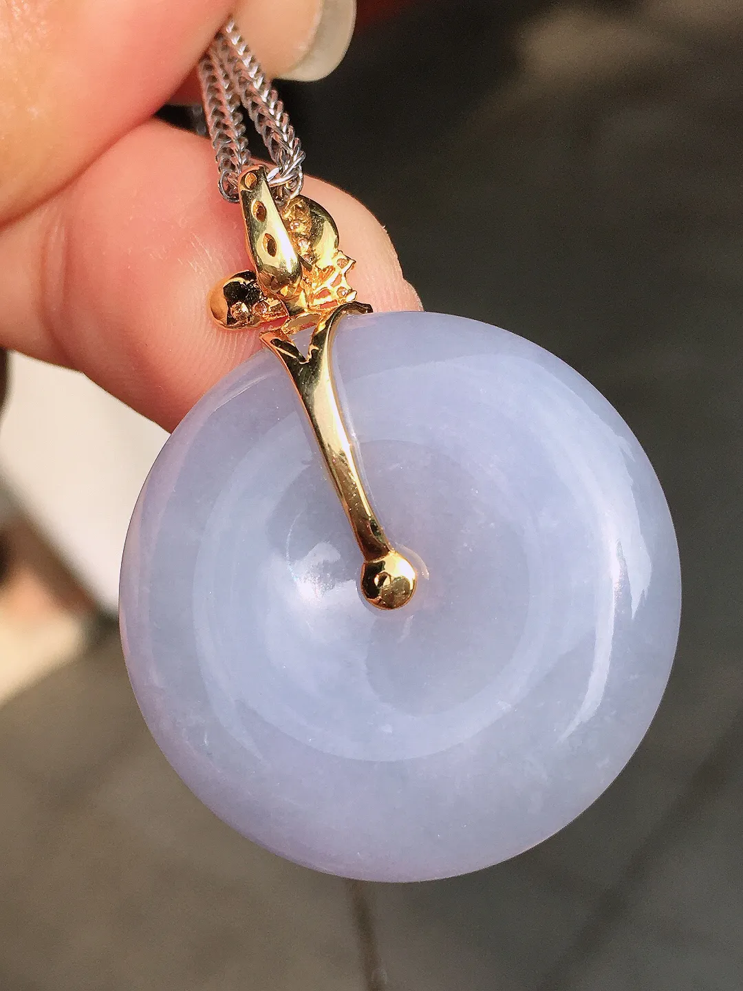 紫罗兰平安扣吊坠，色泽均匀艳丽，玉质细腻，荧光感超
强，饱满水润，气质满满。18k
金豪华镶嵌