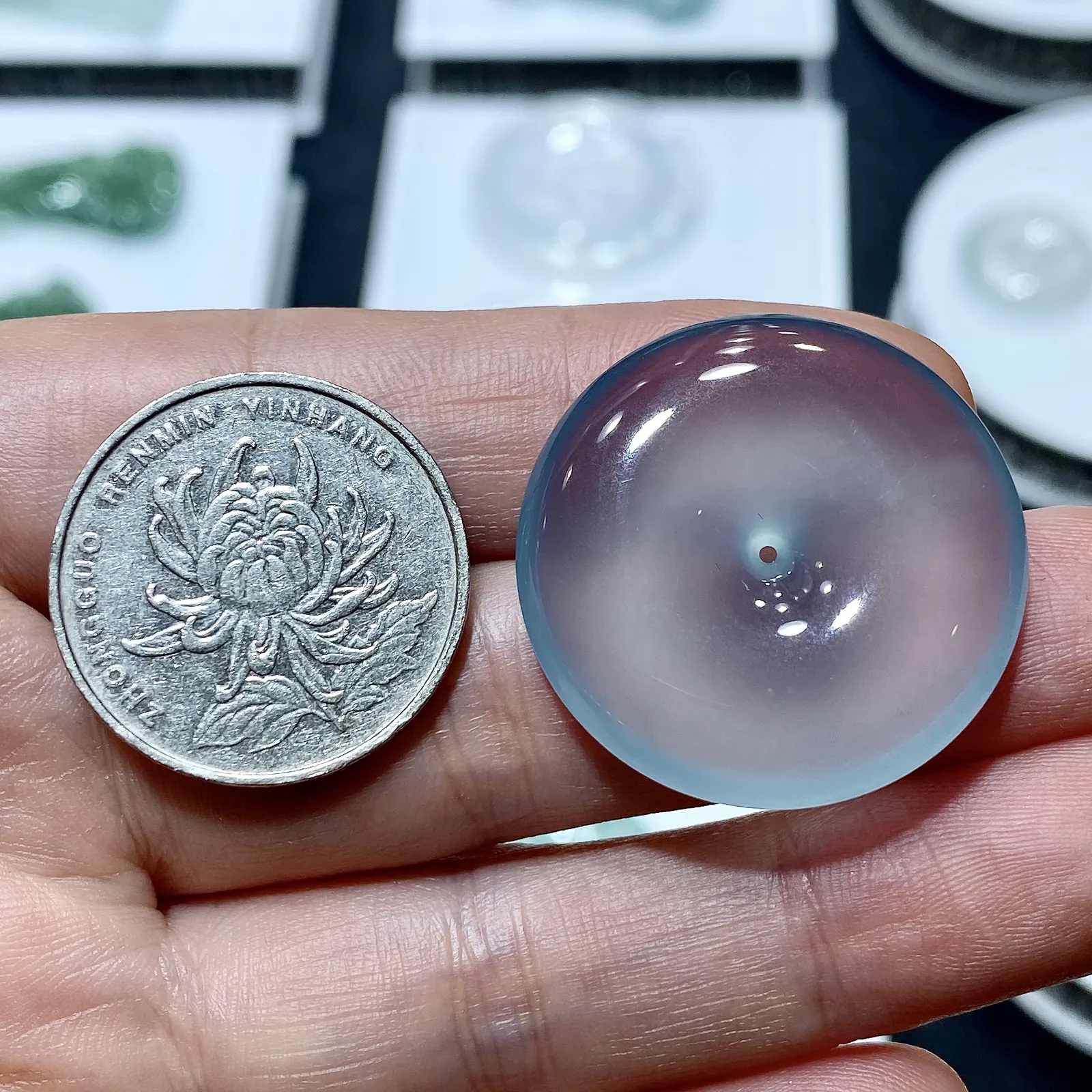 【玻璃种平安扣】质地非常细腻，冰润十足，种老冰透，荧光闪耀