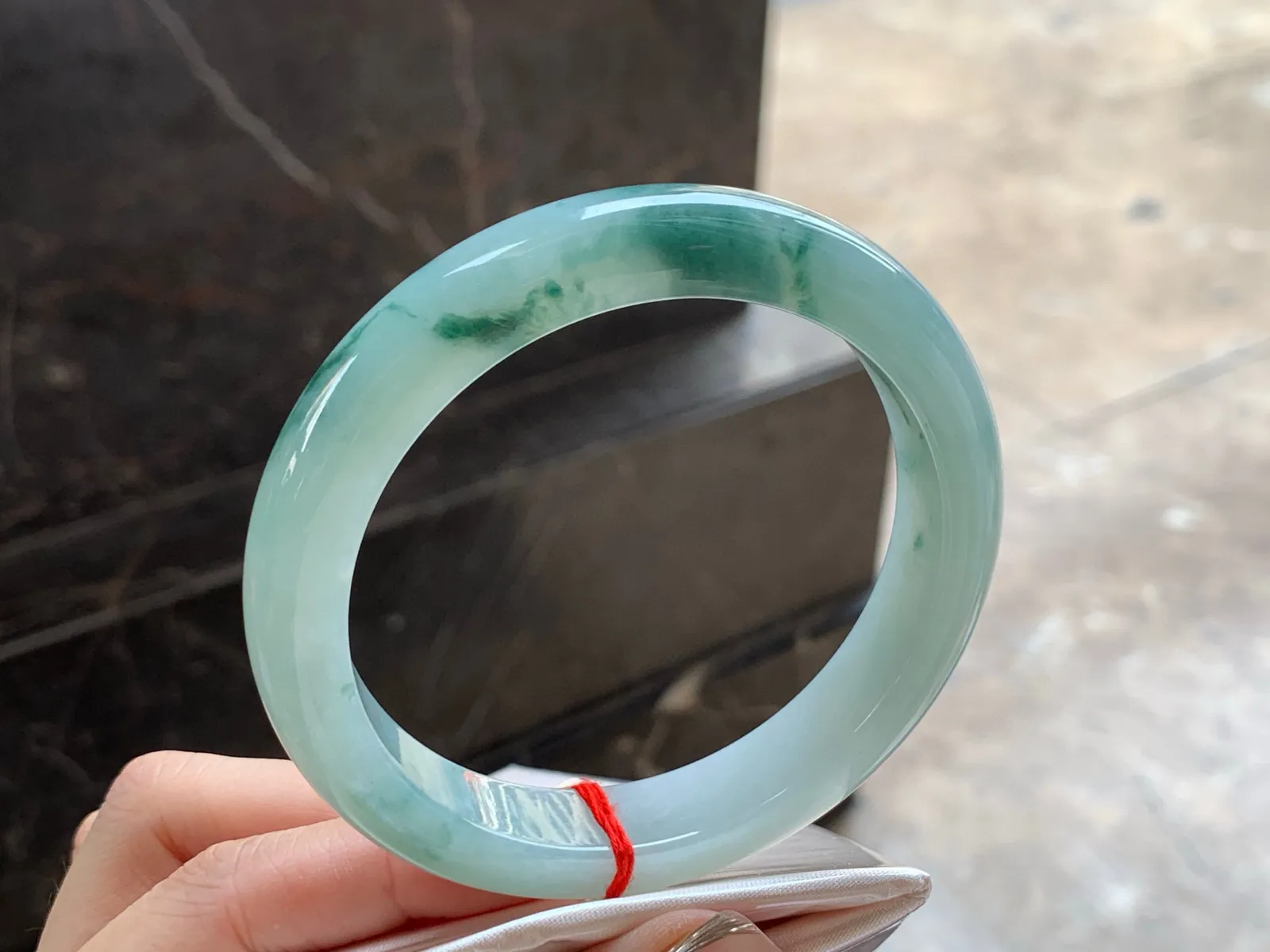 飘花大圈手镯
干净清爽 63/12.3/9.1mm