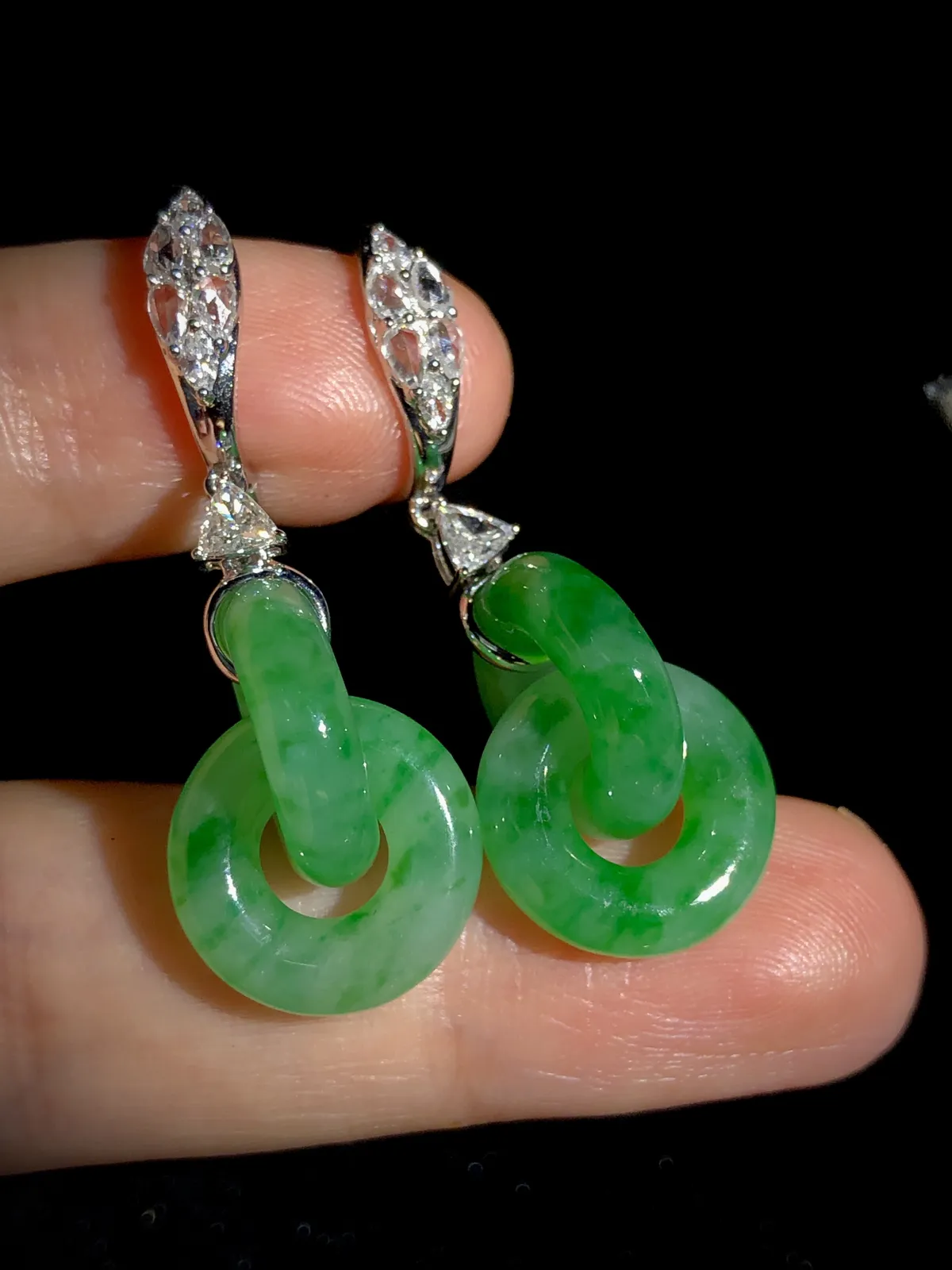 绿花环环相扣耳坠，
41-裸石约21-14.8-14.5mm，
18K金，南非钻，。