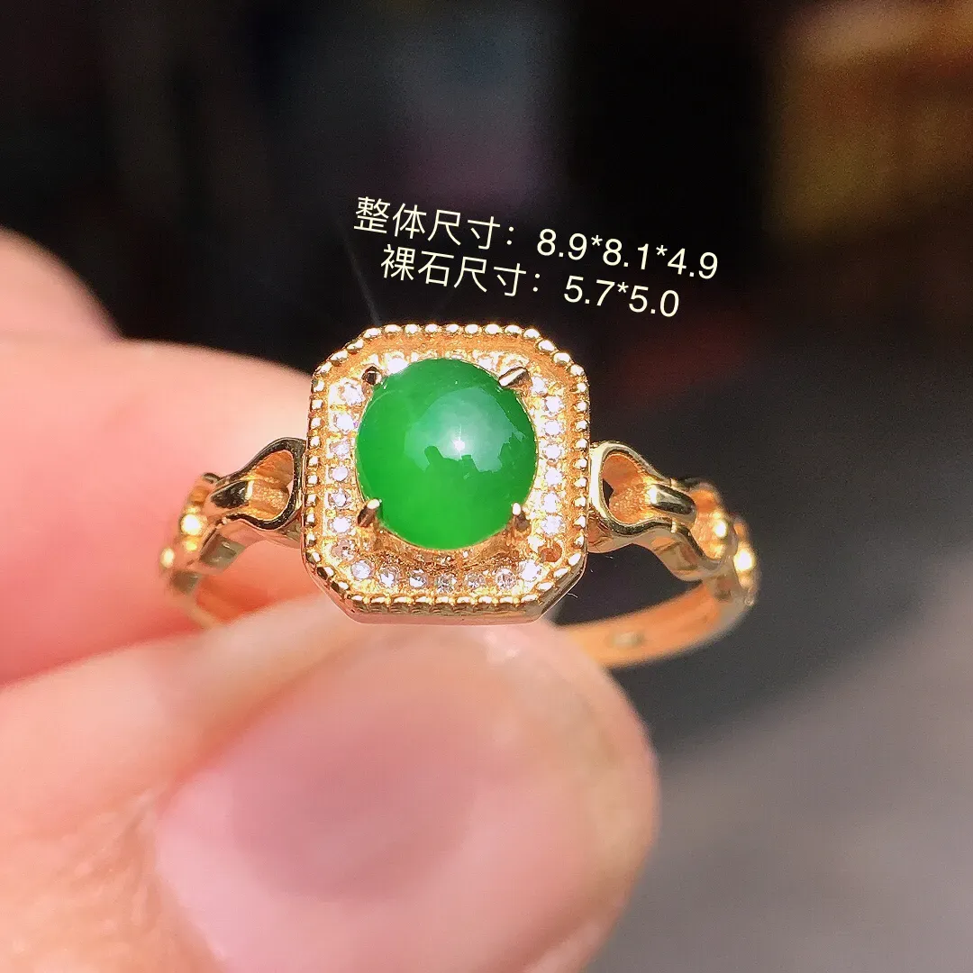 阳绿蛋面戒指，色泽均匀艳丽，玉质细腻，荧光感超
强，饱满水润，气质满满。18k
金豪华镶嵌