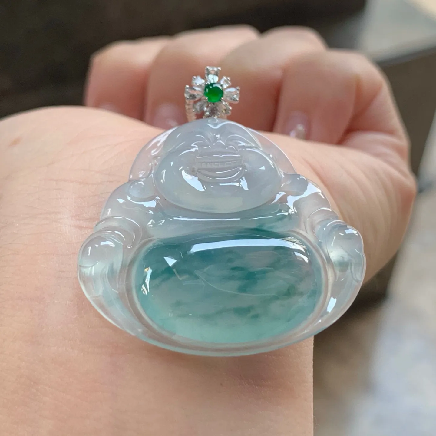冰种飘花坐佛
大气