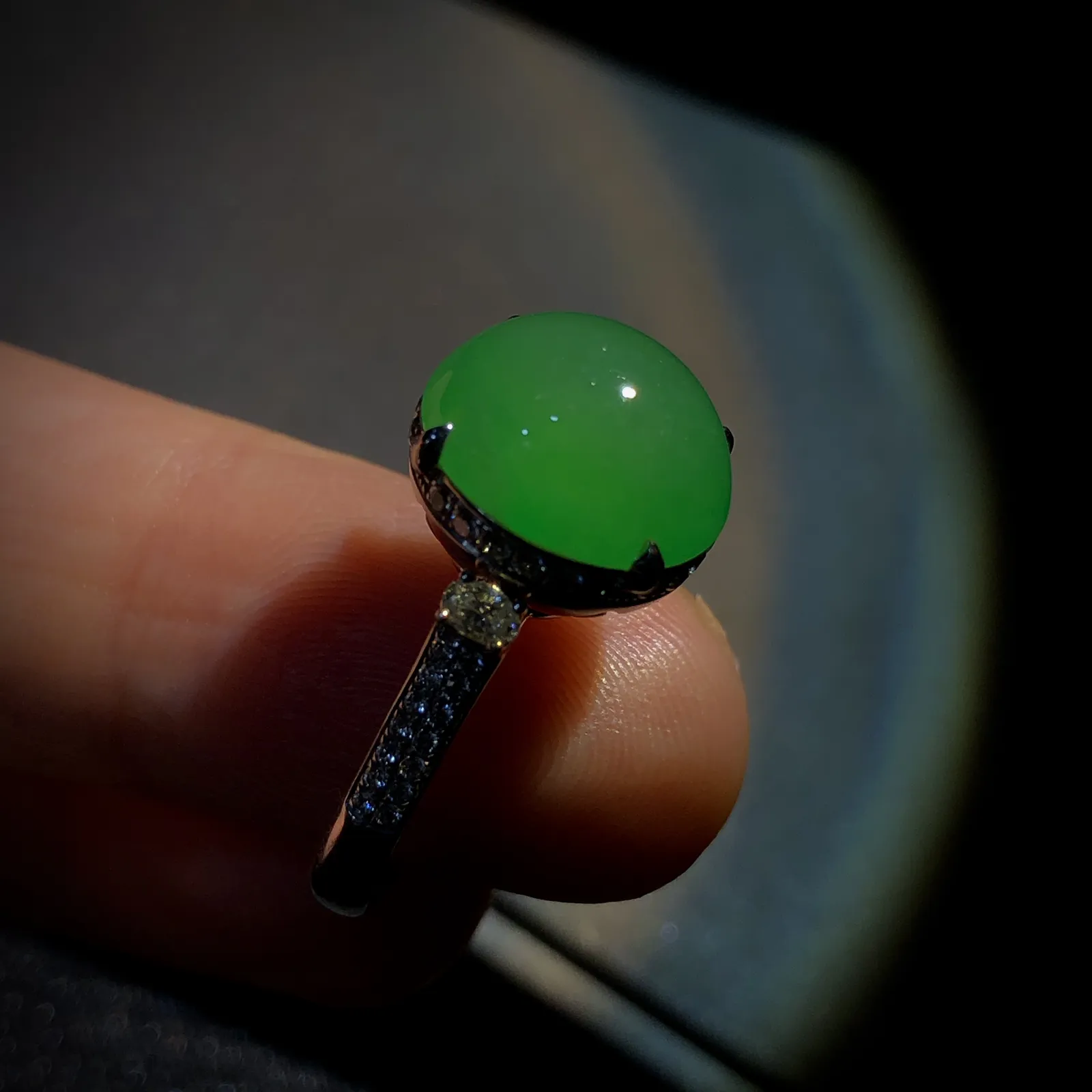 绿戒指，裸石12.3-11.5-6.8mm，
15#，18K金，南非钻，。