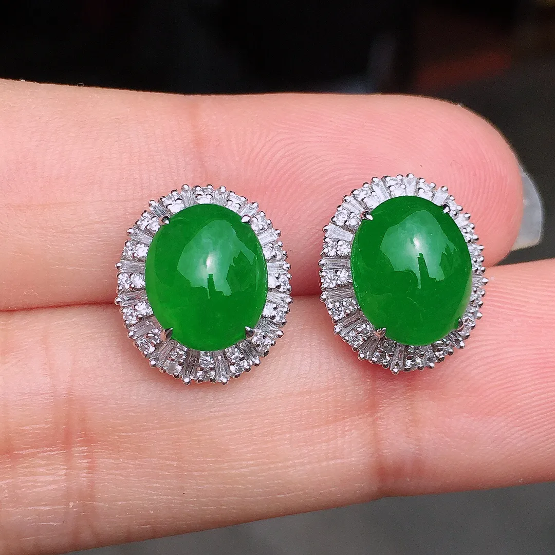 满绿蛋面耳钉，色泽均匀艳丽，玉质细腻，荧光感超
强，饱满水润，气质满满。18k
金豪华镶嵌