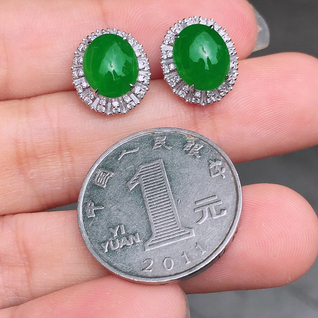 满绿蛋面耳钉，色泽均匀艳丽，玉质细腻，荧光感超
强，饱满水润，气质满满。18k
金豪华镶嵌