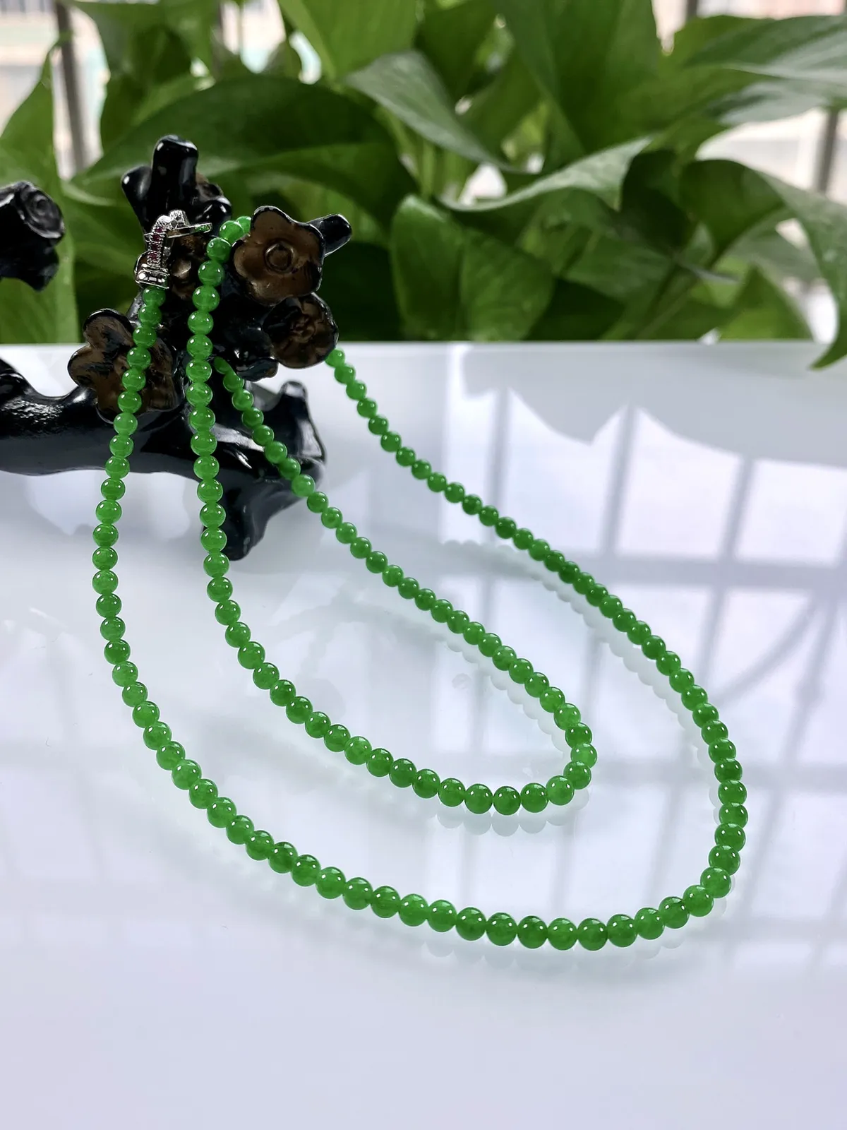 收藏级别，缅甸天然翡翠A货，卡3.8冰种起胶满绿浓阳绿小米珠小圆珠项链手链，尺寸：3.8mm/152颗，长度550mm，重量：13.65g