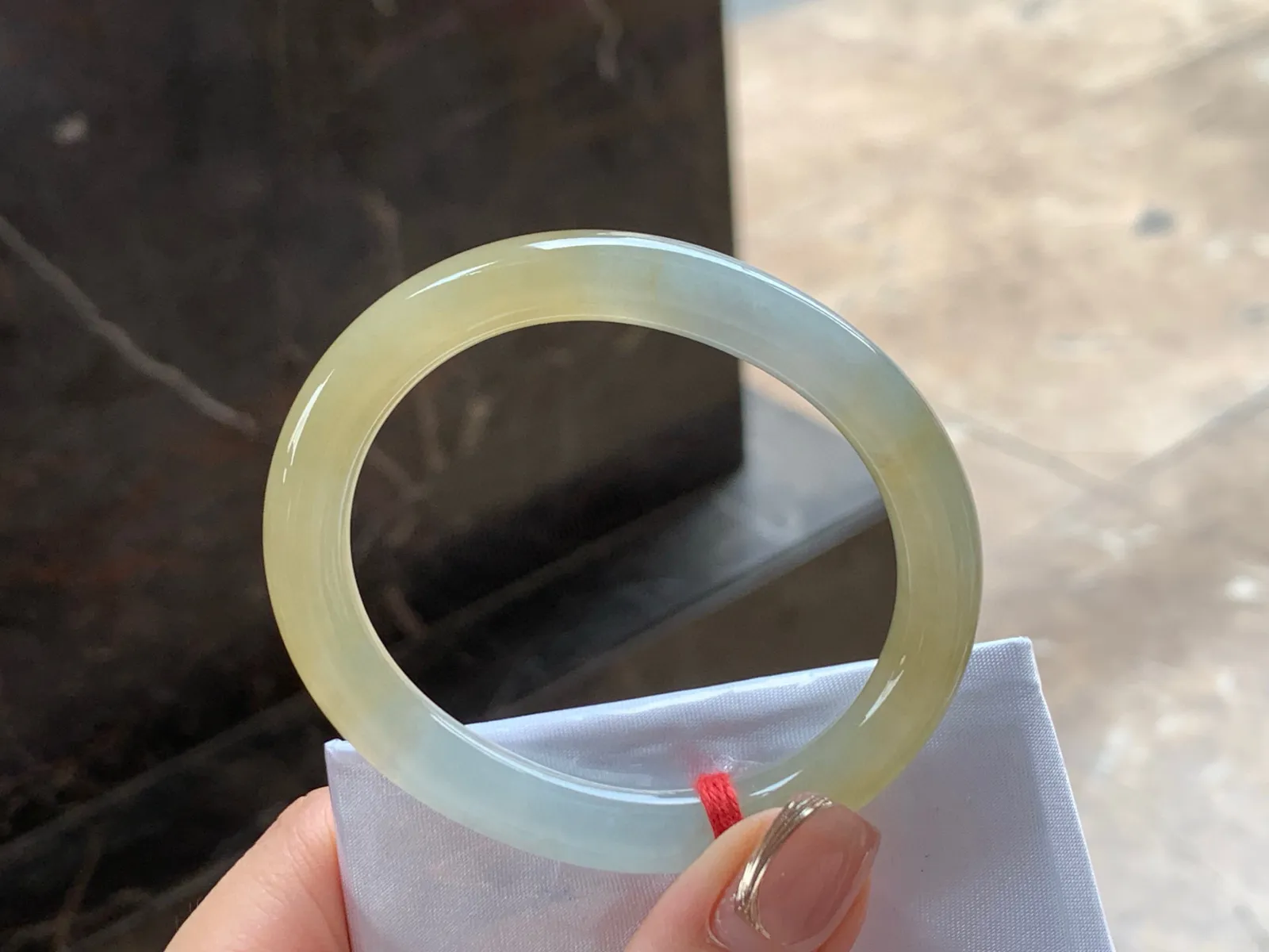 冰黄细圆条贵妃镯
清爽独特 52/9/7.8mm