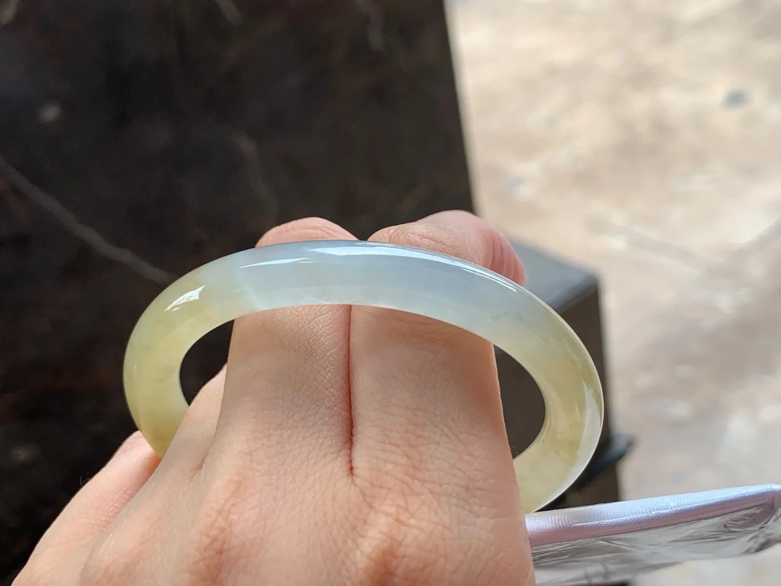冰黄细圆条贵妃镯
清爽独特 52/9/7.8mm