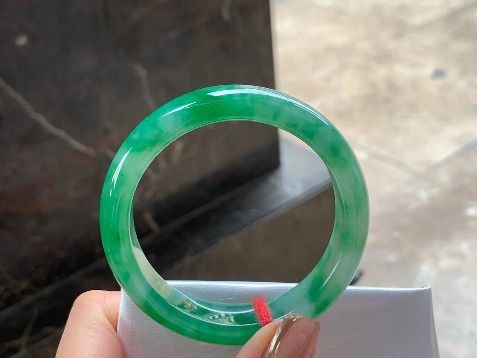 辣绿手镯
颜色漂亮 51/12.2/7.6mm